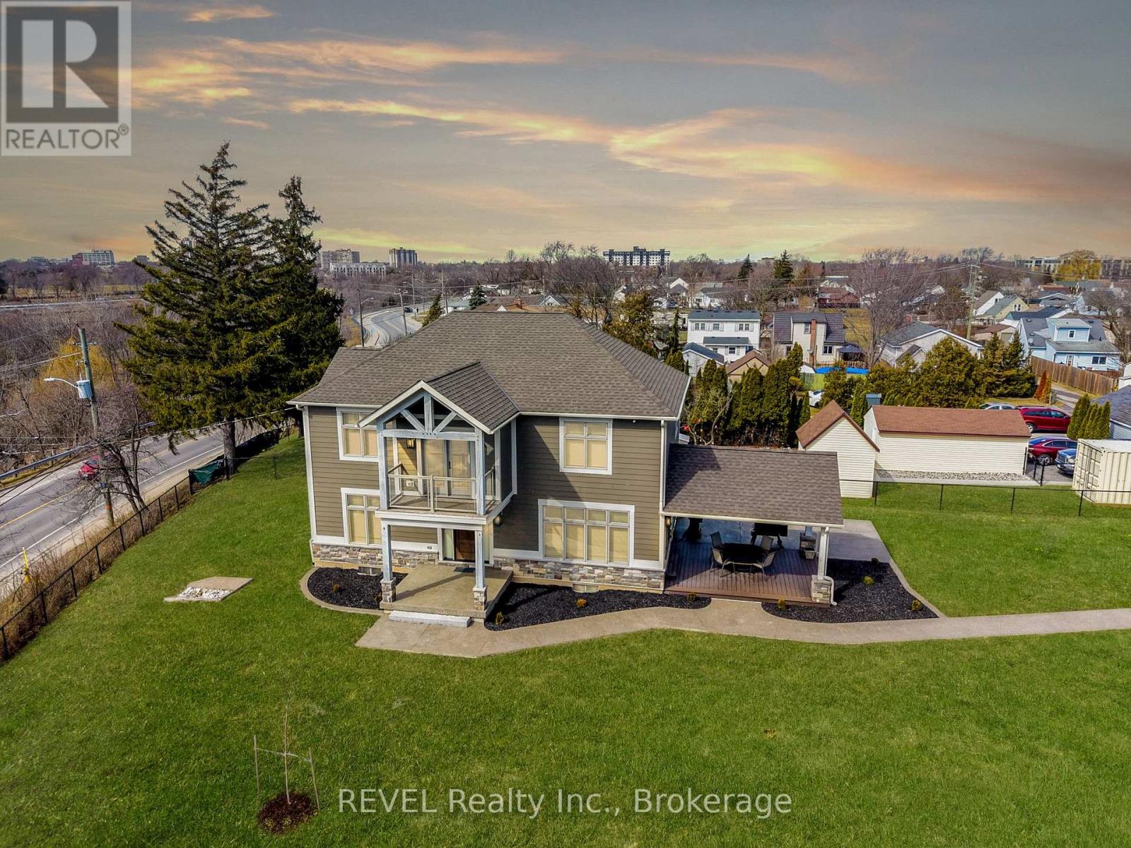 190 Oakdale Avenue, St. Catharines, Ontario  L2P 2K8 - Photo 2 - X12870928