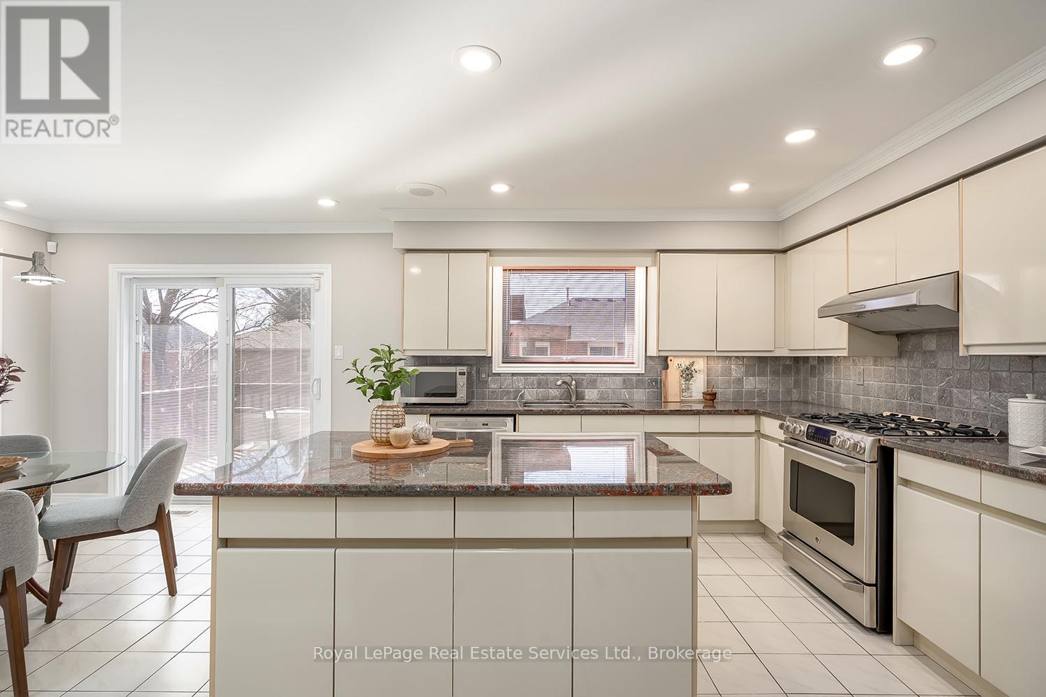 1274 Hilton Lane, Oakville, Ontario  L6M 2V2 - Photo 14 - W12871092