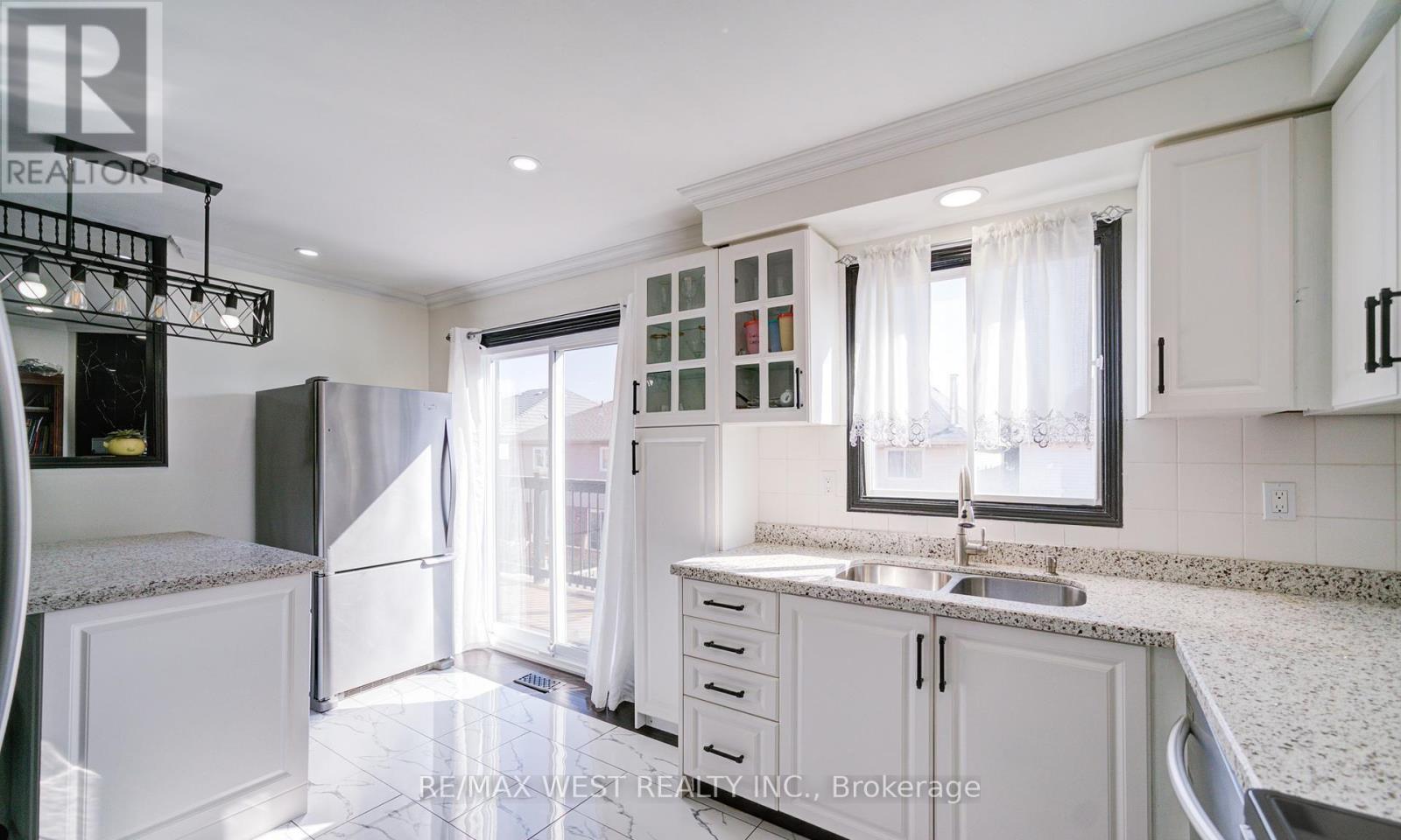 1648 Pepperwood Gate, Pickering, Ontario  L1X 2K3 - Photo 11 - E12859270