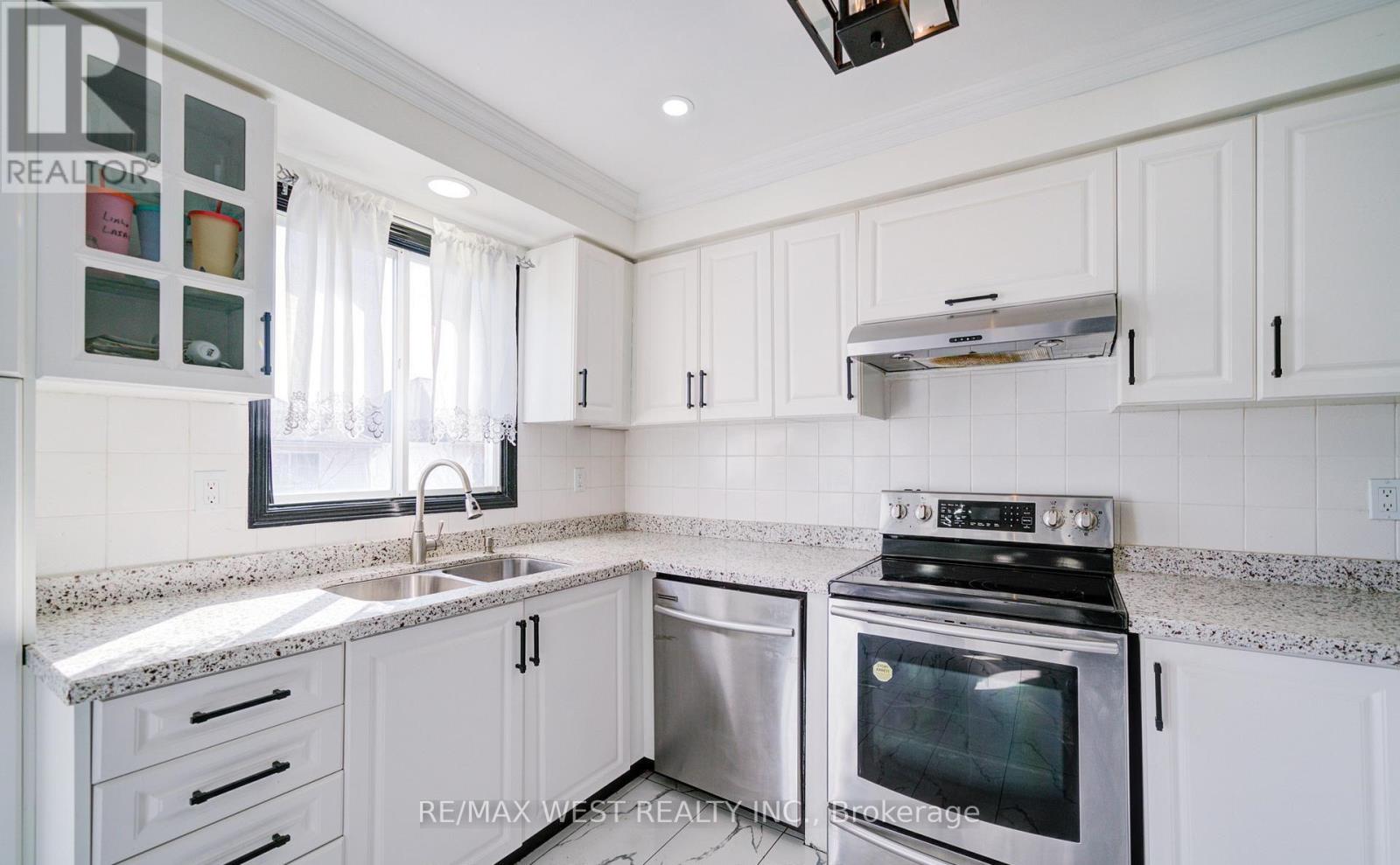 1648 Pepperwood Gate, Pickering, Ontario  L1X 2K3 - Photo 9 - E12859270