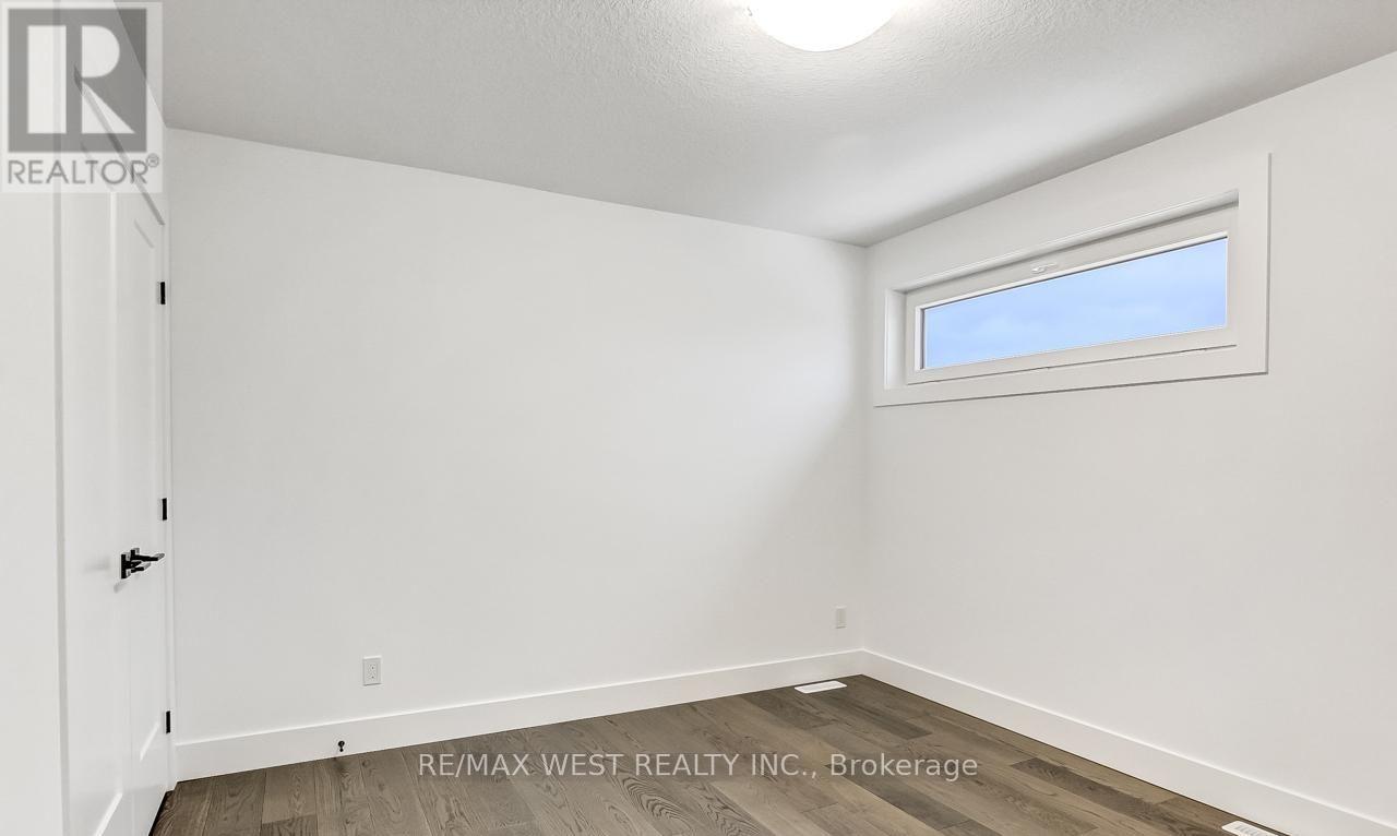 92 Poole Crescent, Middlesex Centre, Ontario  N0L 1R0 - Photo 14 - X12858336