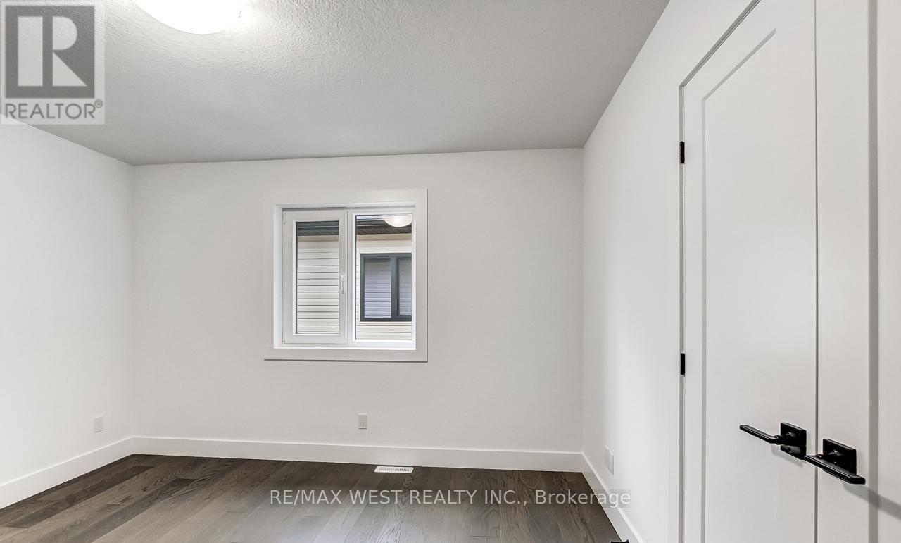 92 Poole Crescent, Middlesex Centre, Ontario  N0L 1R0 - Photo 15 - X12858336