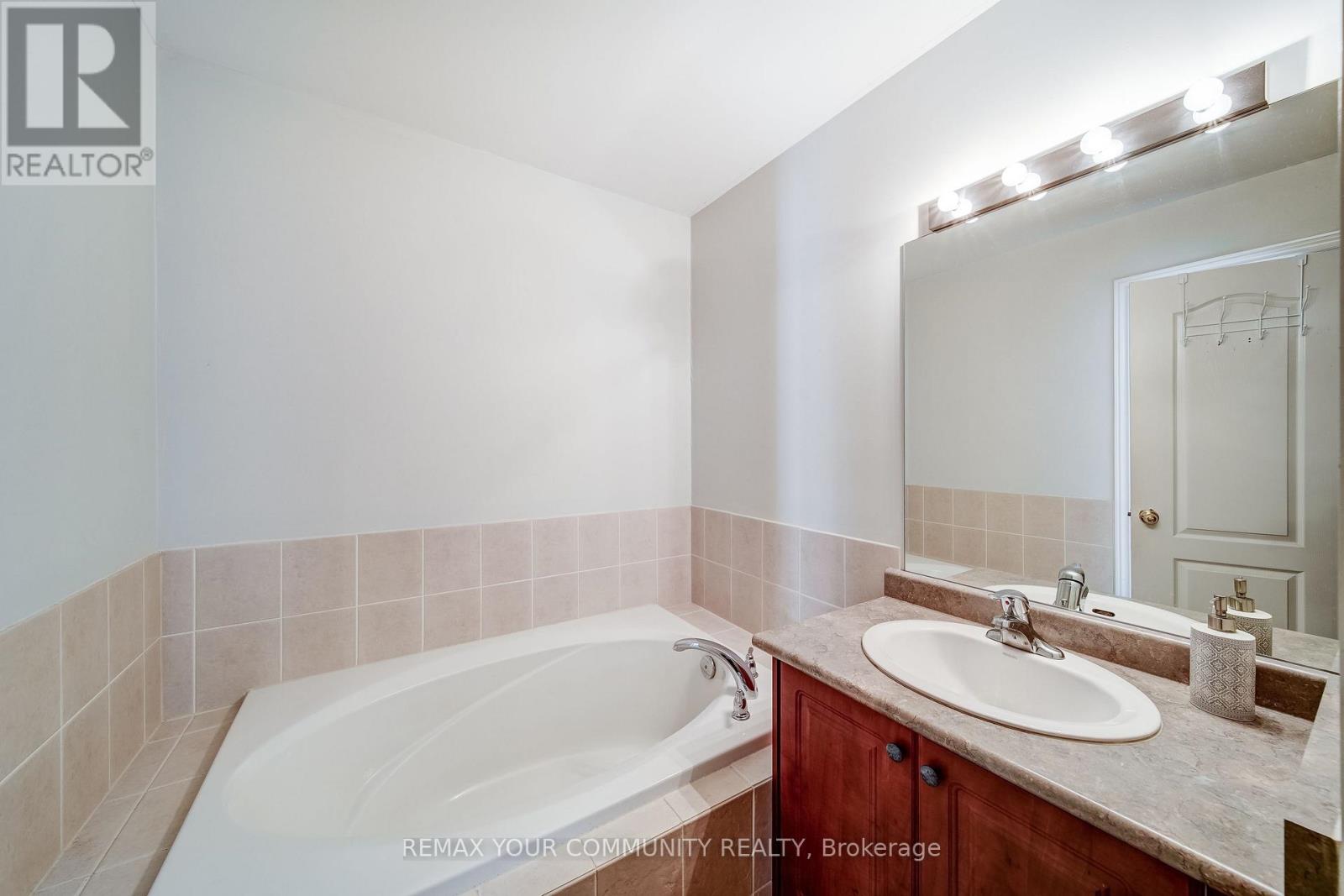 528 Ainsworth Drive, Newmarket (Gorham-College Manor), Ontario  L3Y 8W9 - Photo 10 - N12871064