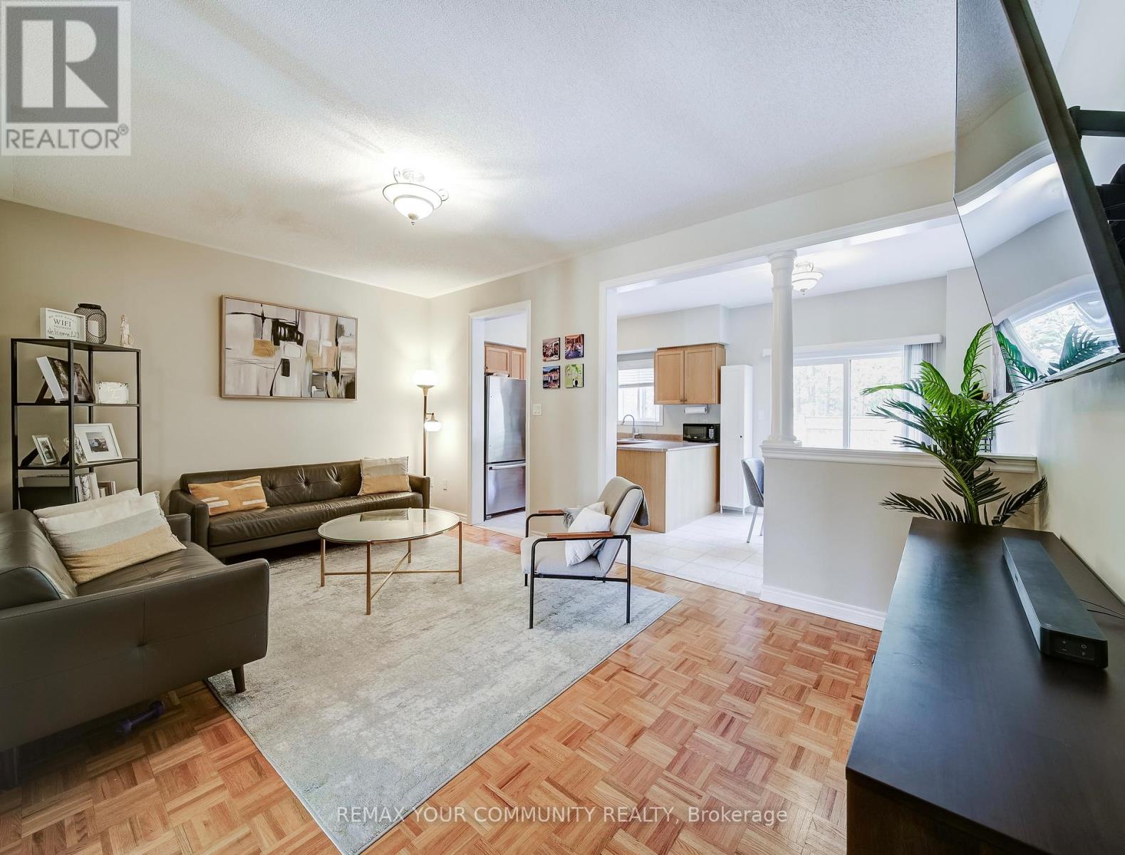 528 Ainsworth Drive, Newmarket (Gorham-College Manor), Ontario  L3Y 8W9 - Photo 3 - N12871064