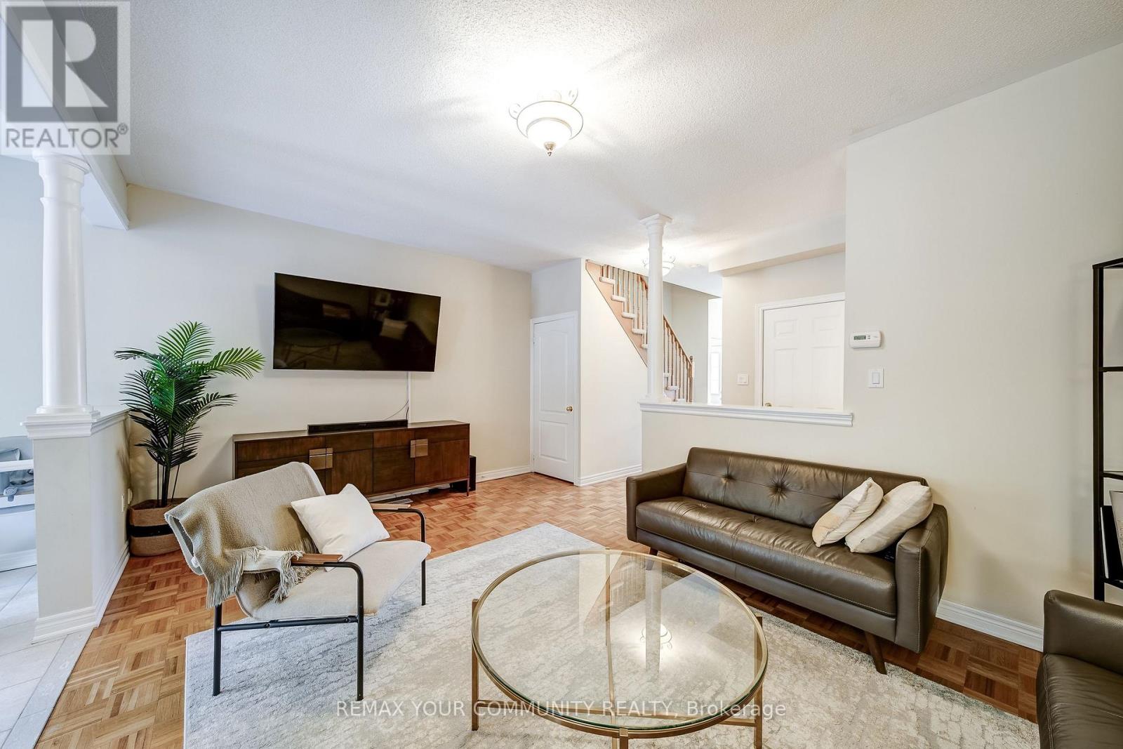 528 Ainsworth Drive, Newmarket (Gorham-College Manor), Ontario  L3Y 8W9 - Photo 4 - N12871064