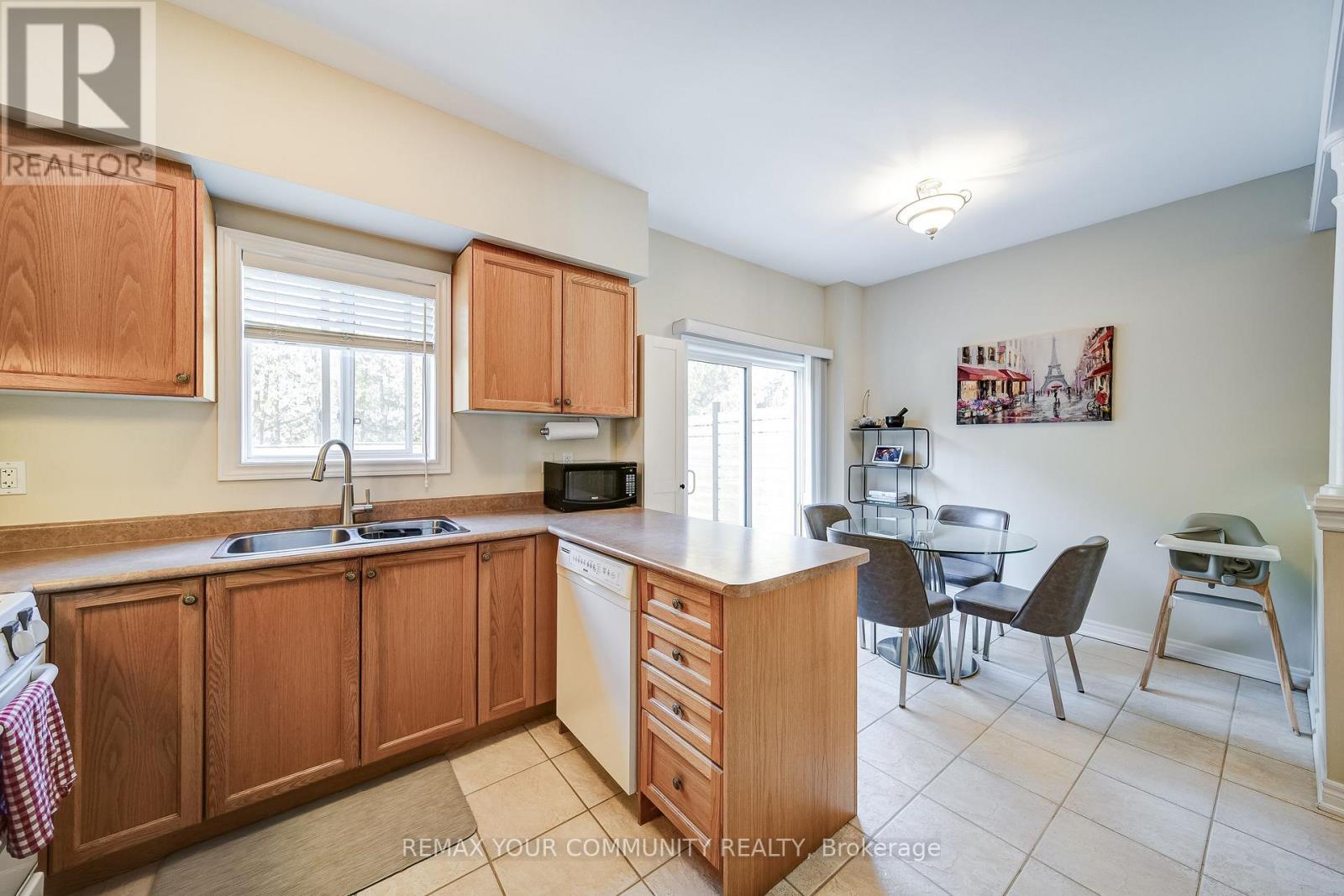 528 Ainsworth Drive, Newmarket (Gorham-College Manor), Ontario  L3Y 8W9 - Photo 5 - N12871064