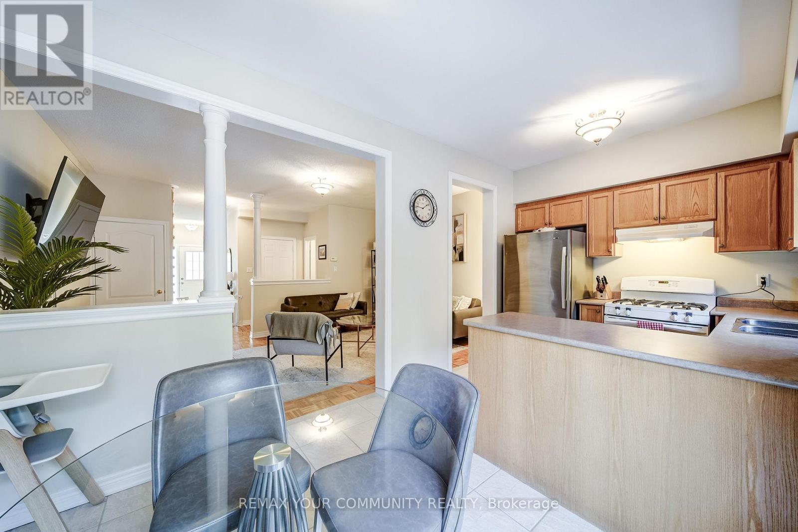 528 Ainsworth Drive, Newmarket (Gorham-College Manor), Ontario  L3Y 8W9 - Photo 6 - N12871064