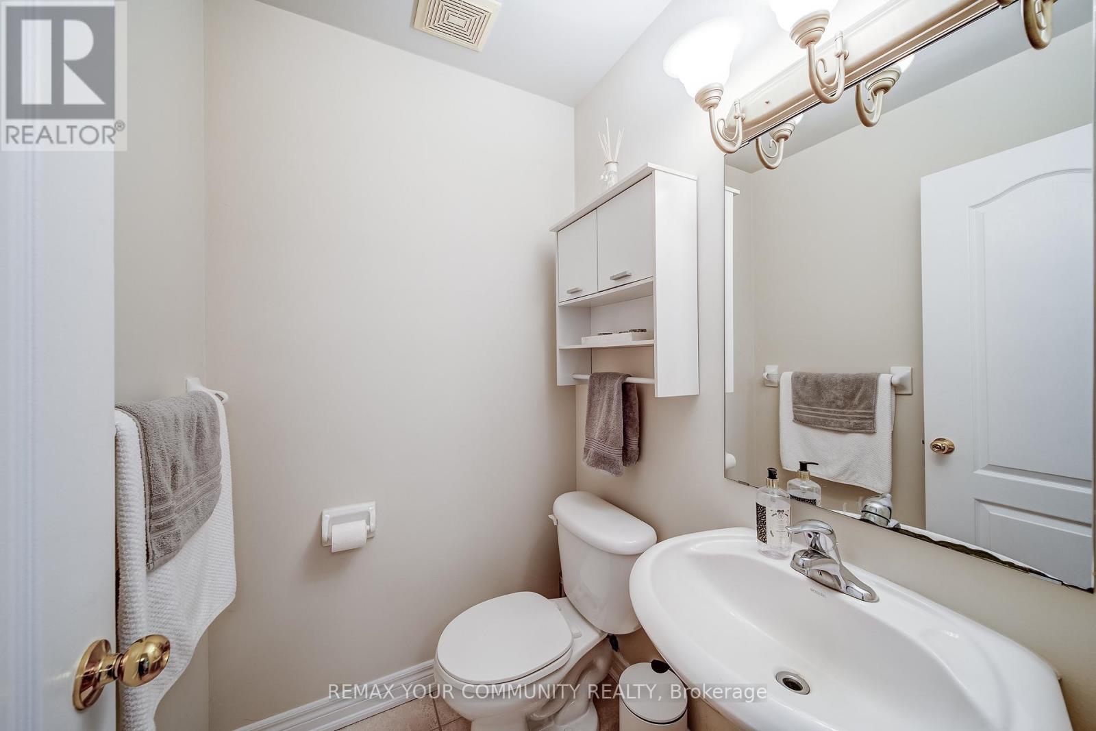 528 Ainsworth Drive, Newmarket (Gorham-College Manor), Ontario  L3Y 8W9 - Photo 7 - N12871064