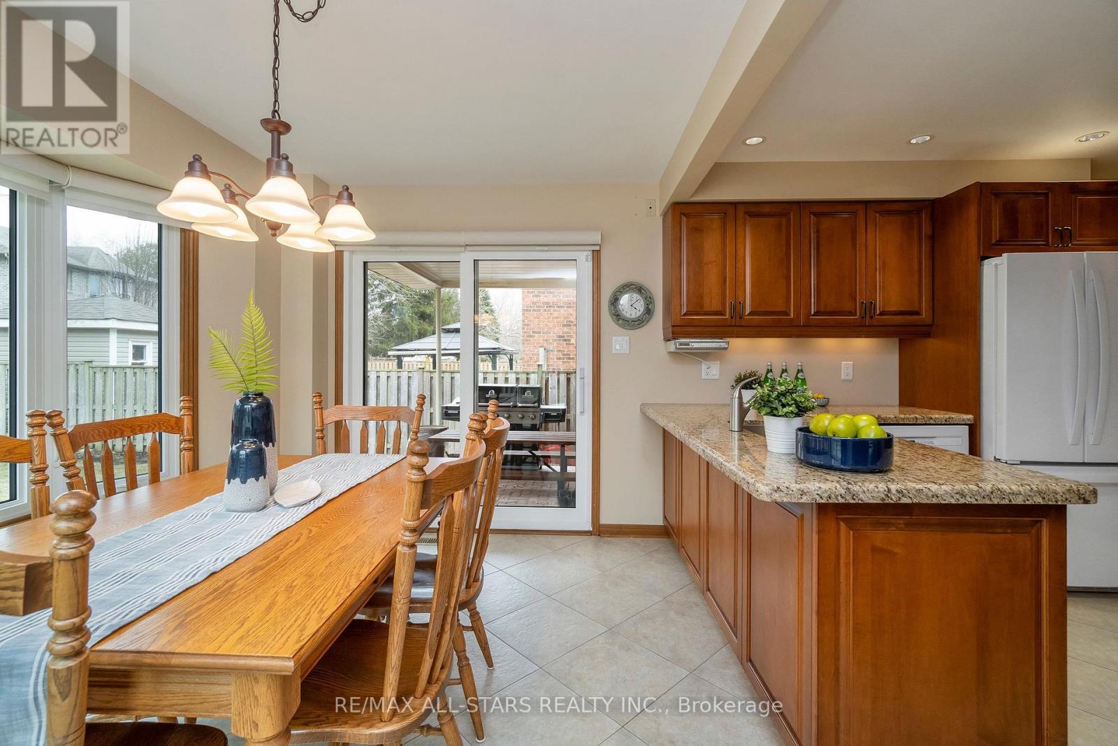 33 Carpenter Court, Markham, Ontario  L3P 6W3 - Photo 6 - N12871140