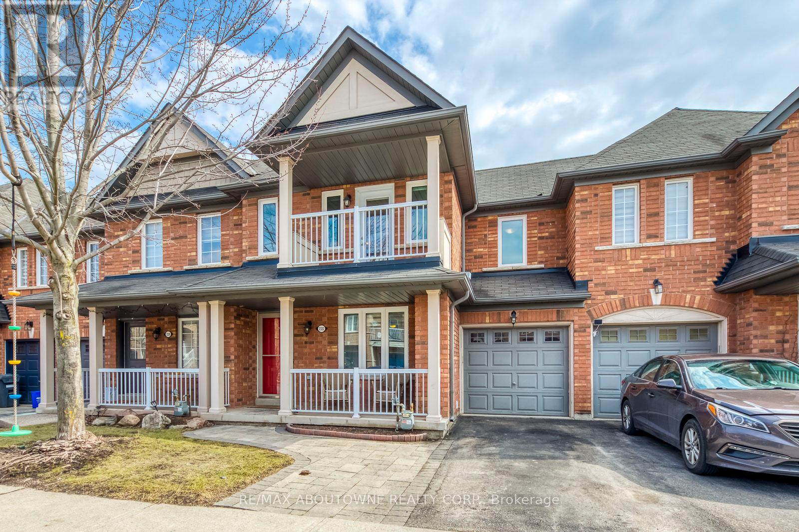 2322 Saddlecreek Crescent, Oakville, Ontario  L6M 5J7 - Photo 2 - W12870924