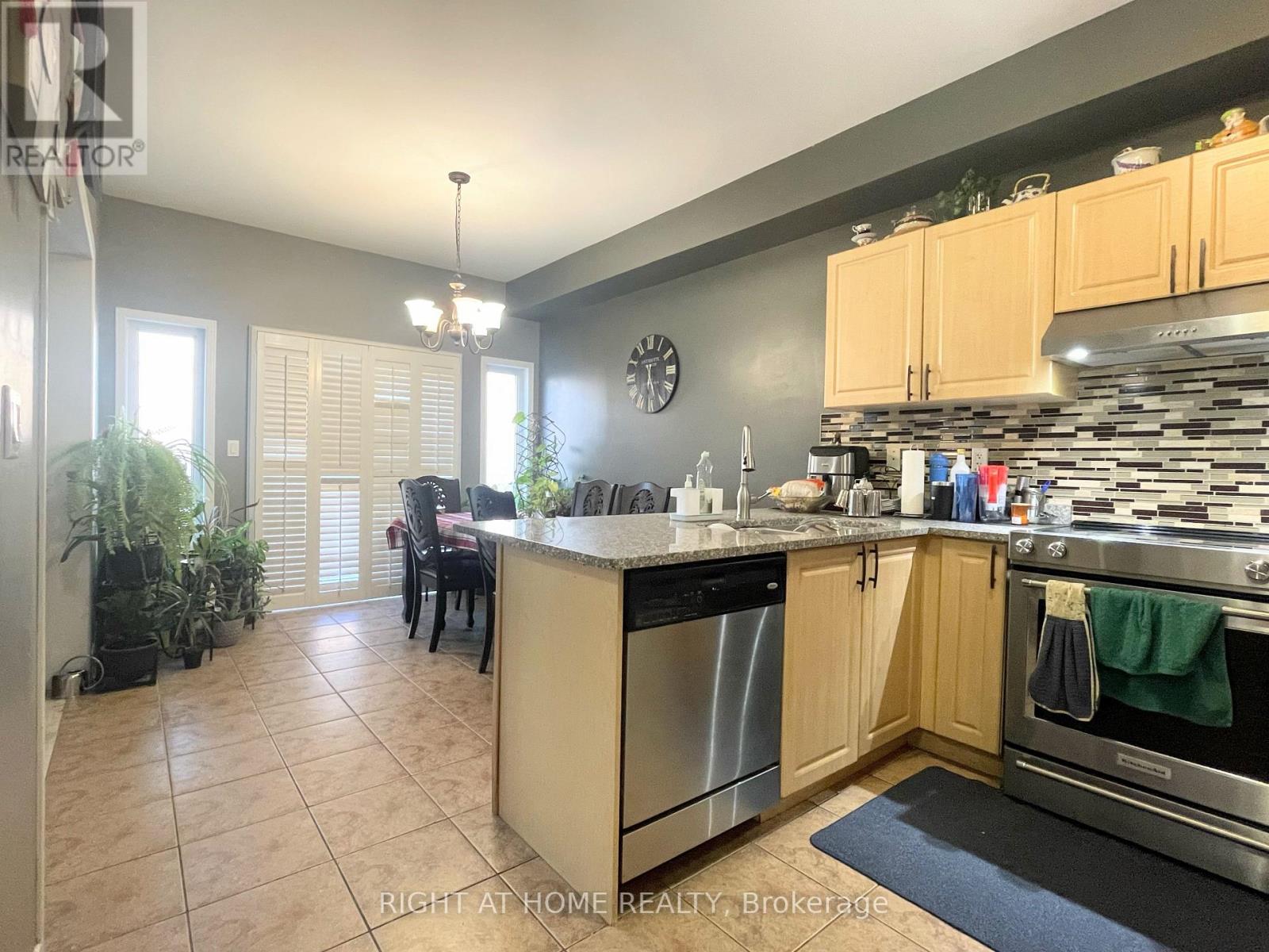 53 Knightswood Crescent, Brampton, Ontario  L7A 3W9 - Photo 7 - W12870958