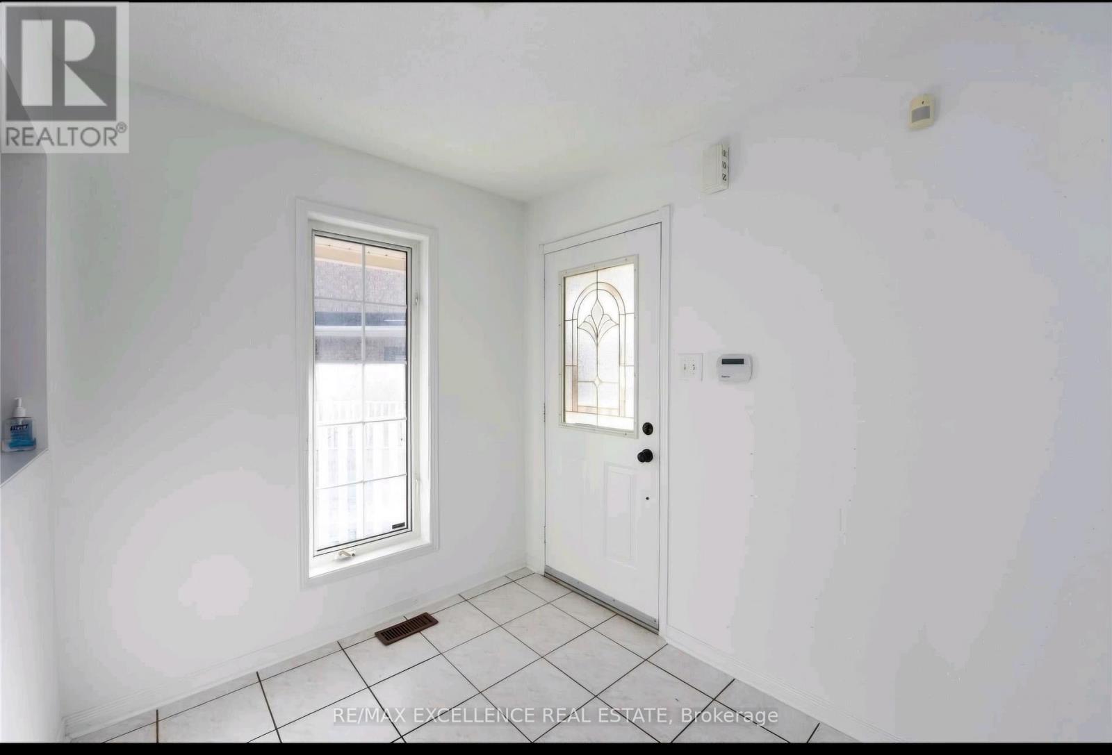 Upper - 24 Hayloft Court, Brampton (Fletcher's Creek Village), Ontario  L6X 4R7 - Photo 3 - W12871016