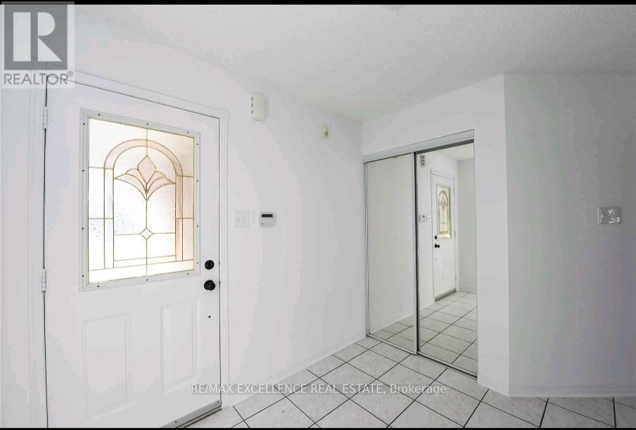 Upper - 24 Hayloft Court, Brampton (Fletcher's Creek Village), Ontario  L6X 4R7 - Photo 4 - W12871016