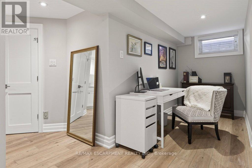 677 King Road, Burlington, Ontario  L7T 3K5 - Photo 35 - W12871214