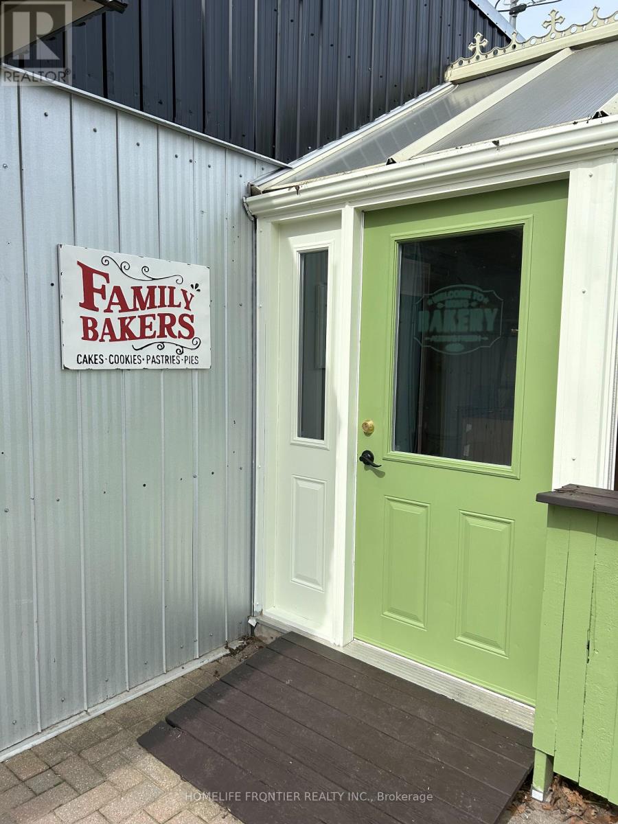 14 Main Street S, Lambton Shores (Grand Bend), Ontario  N0M 1T0 - Photo 4 - X12871128