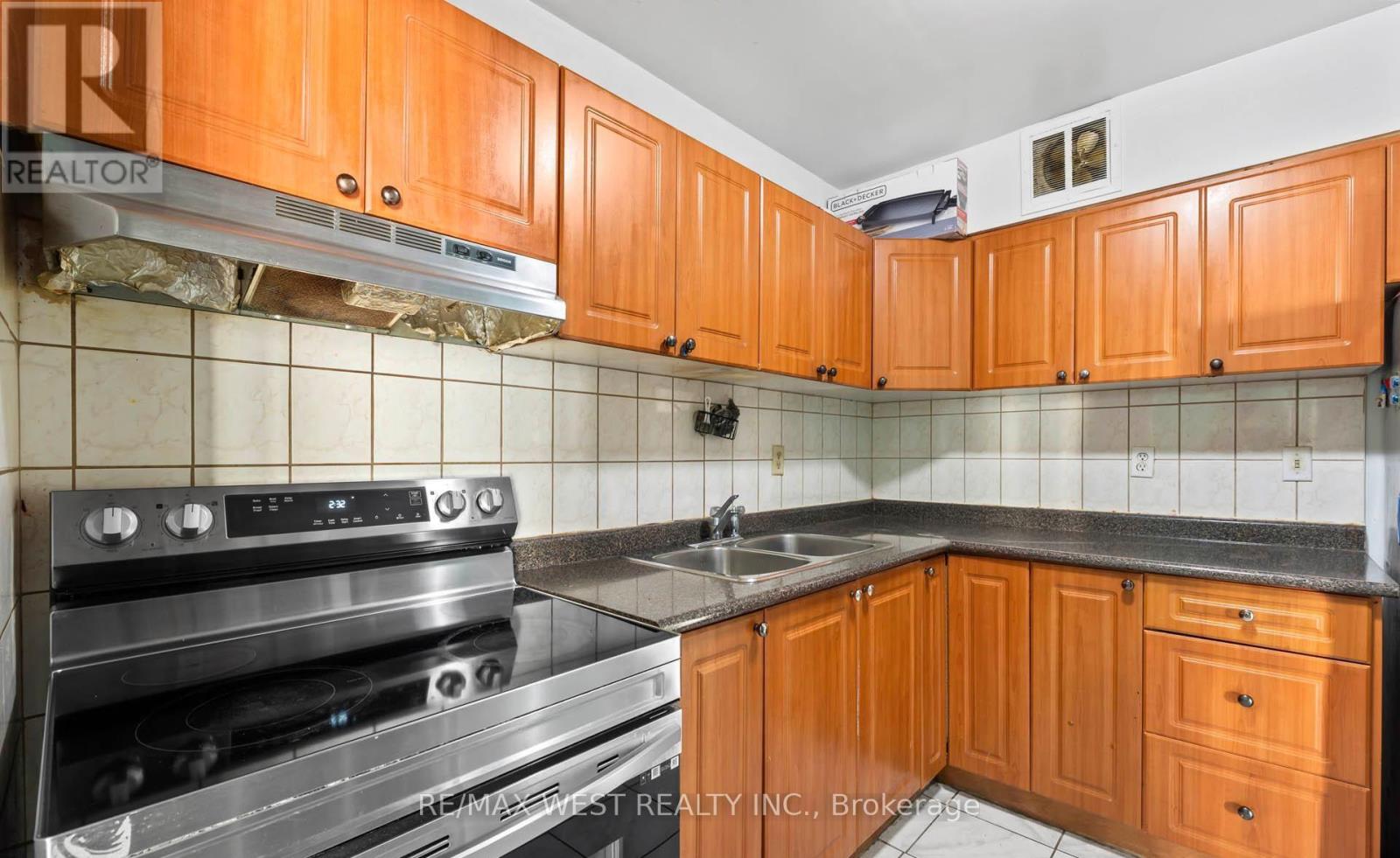 605 - 380 Dixon Road, Toronto (Kingsview Village-The Westway), Ontario  M9R 1T3 - Photo 14 - W12845206