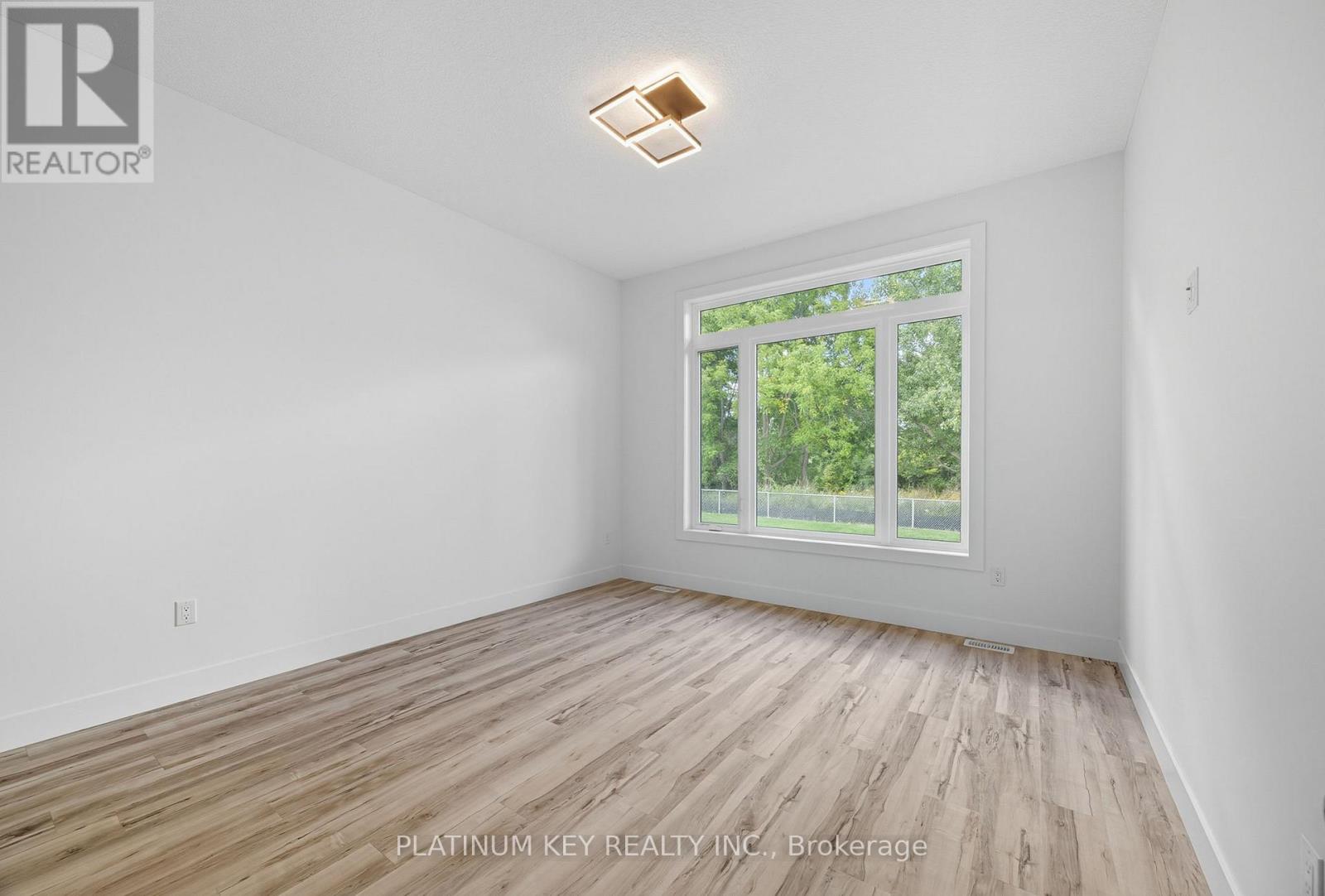 32 Briscoe Crescent, Strathroy-Caradoc (Ne), Ontario  N7G 4E2 - Photo 12 - X12729640