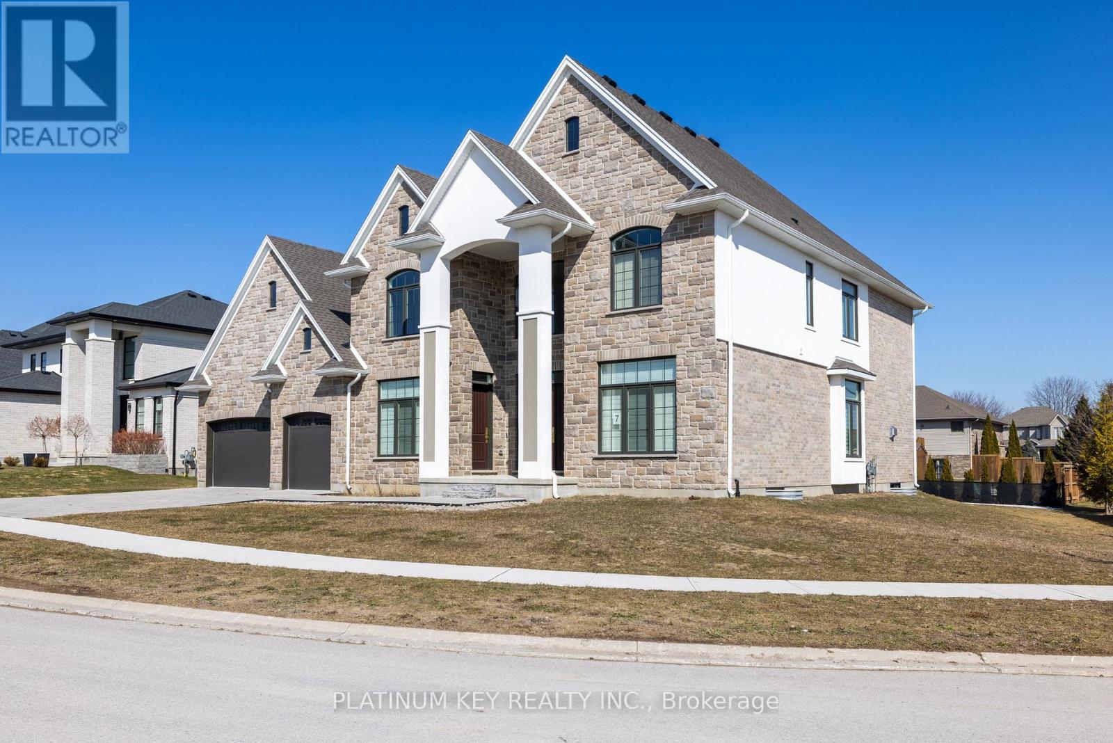 Photo 2 of 40 for 7 Edgeview Crescent