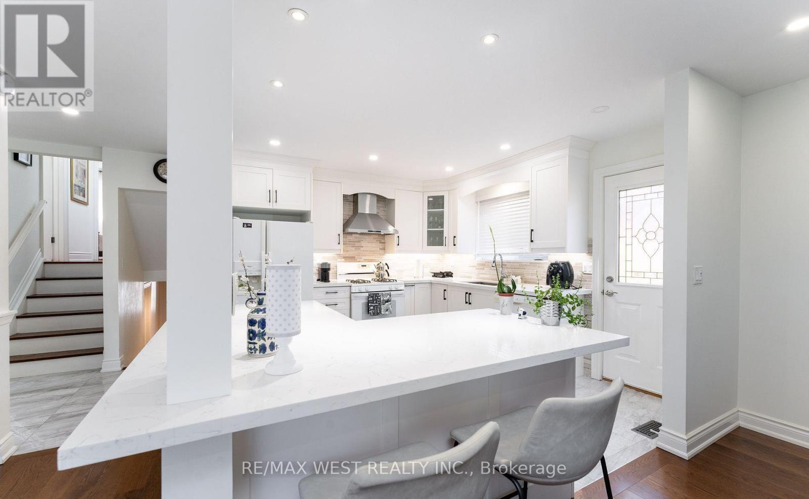 11 Farley Crescent, Toronto, Ontario  M9R 2A5 - Photo 12 - W12835902