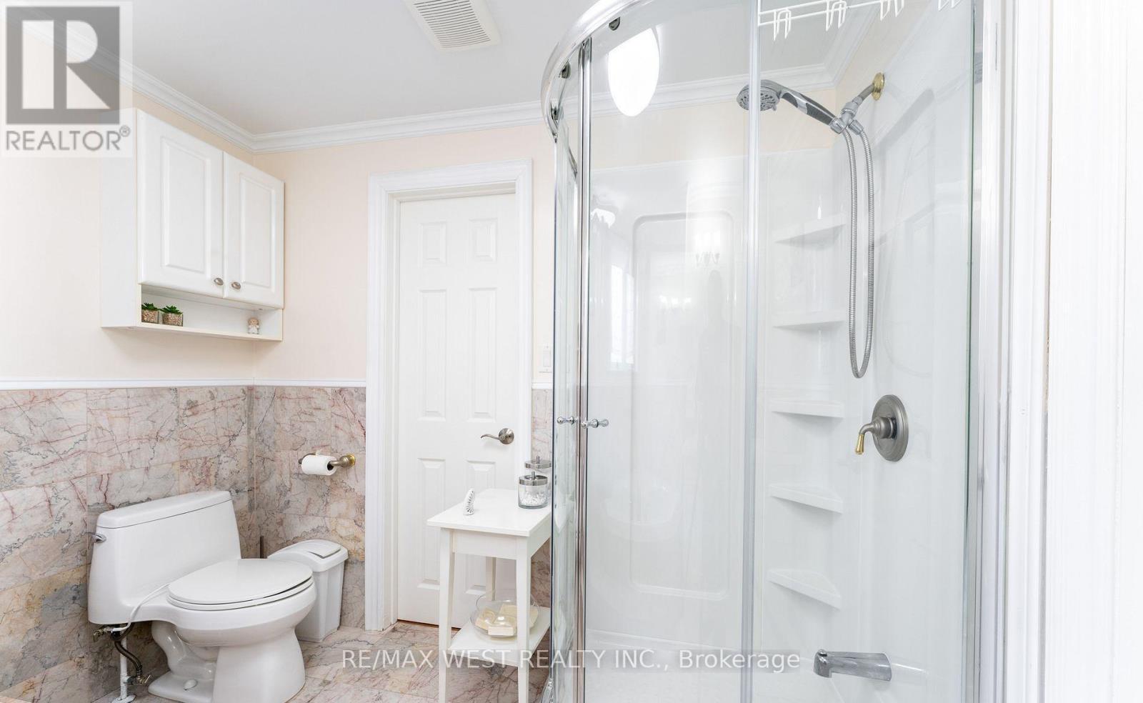 11 Farley Crescent, Toronto, Ontario  M9R 2A5 - Photo 18 - W12835902