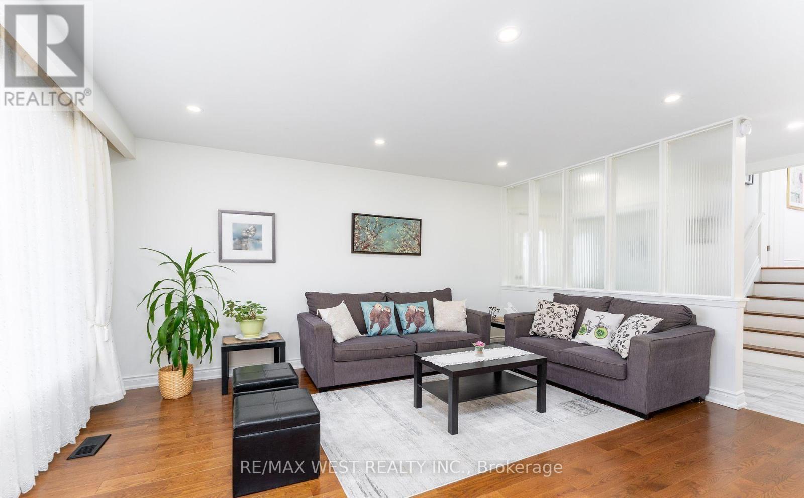 11 Farley Crescent, Toronto, Ontario  M9R 2A5 - Photo 10 - W12835902