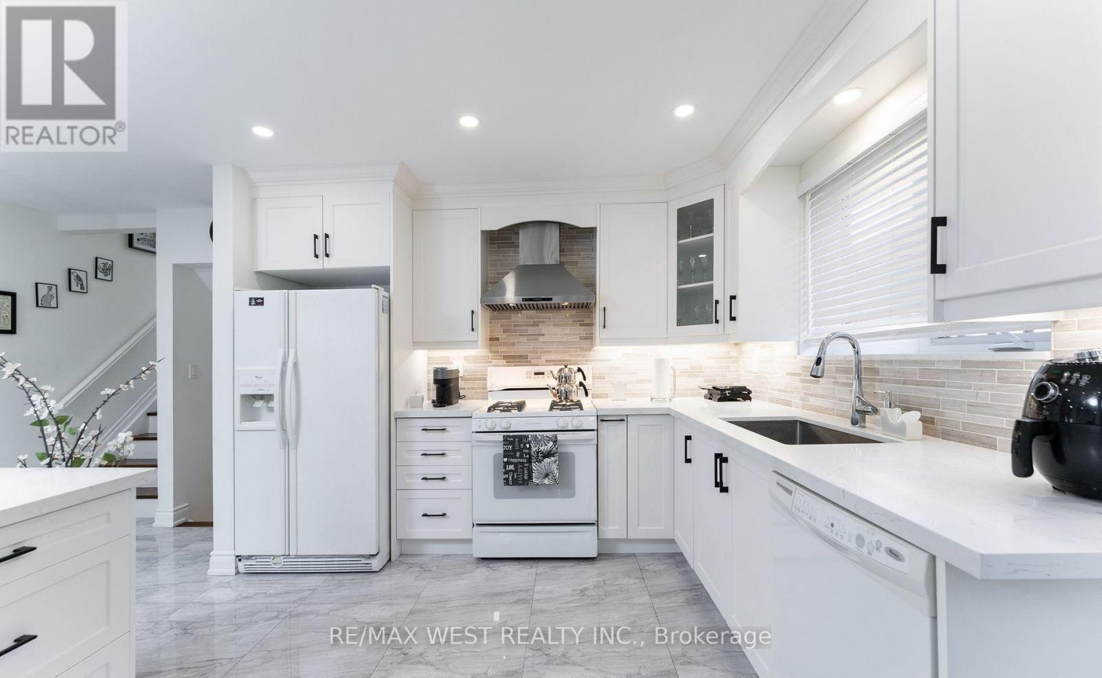 11 Farley Crescent, Toronto, Ontario  M9R 2A5 - Photo 14 - W12835902