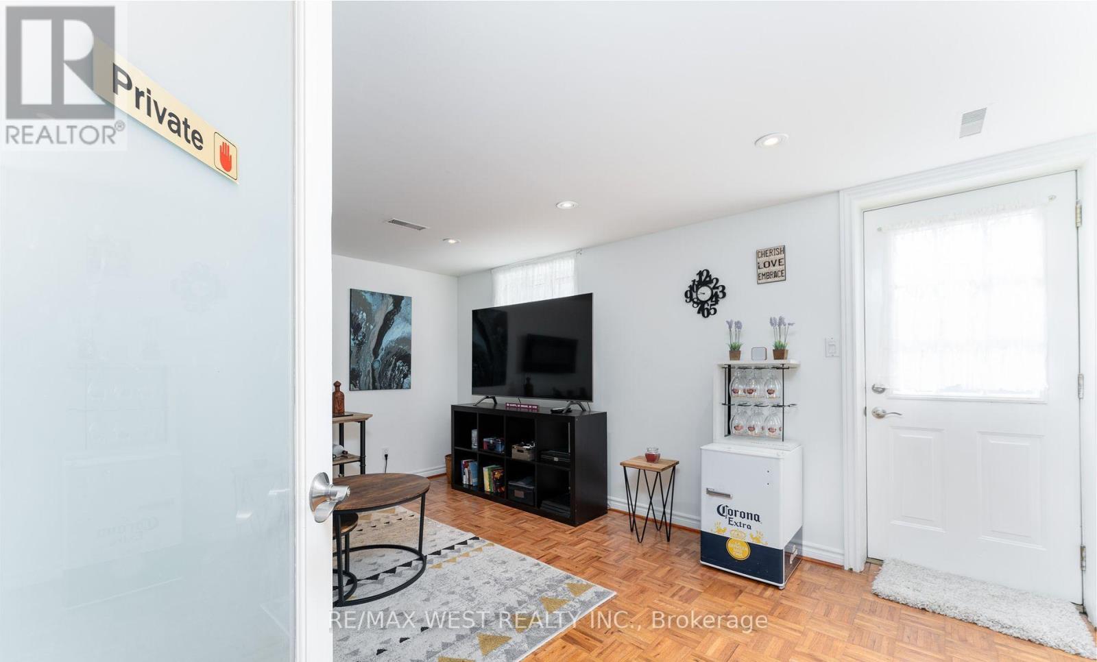 11 Farley Crescent, Toronto, Ontario  M9R 2A5 - Photo 25 - W12835902