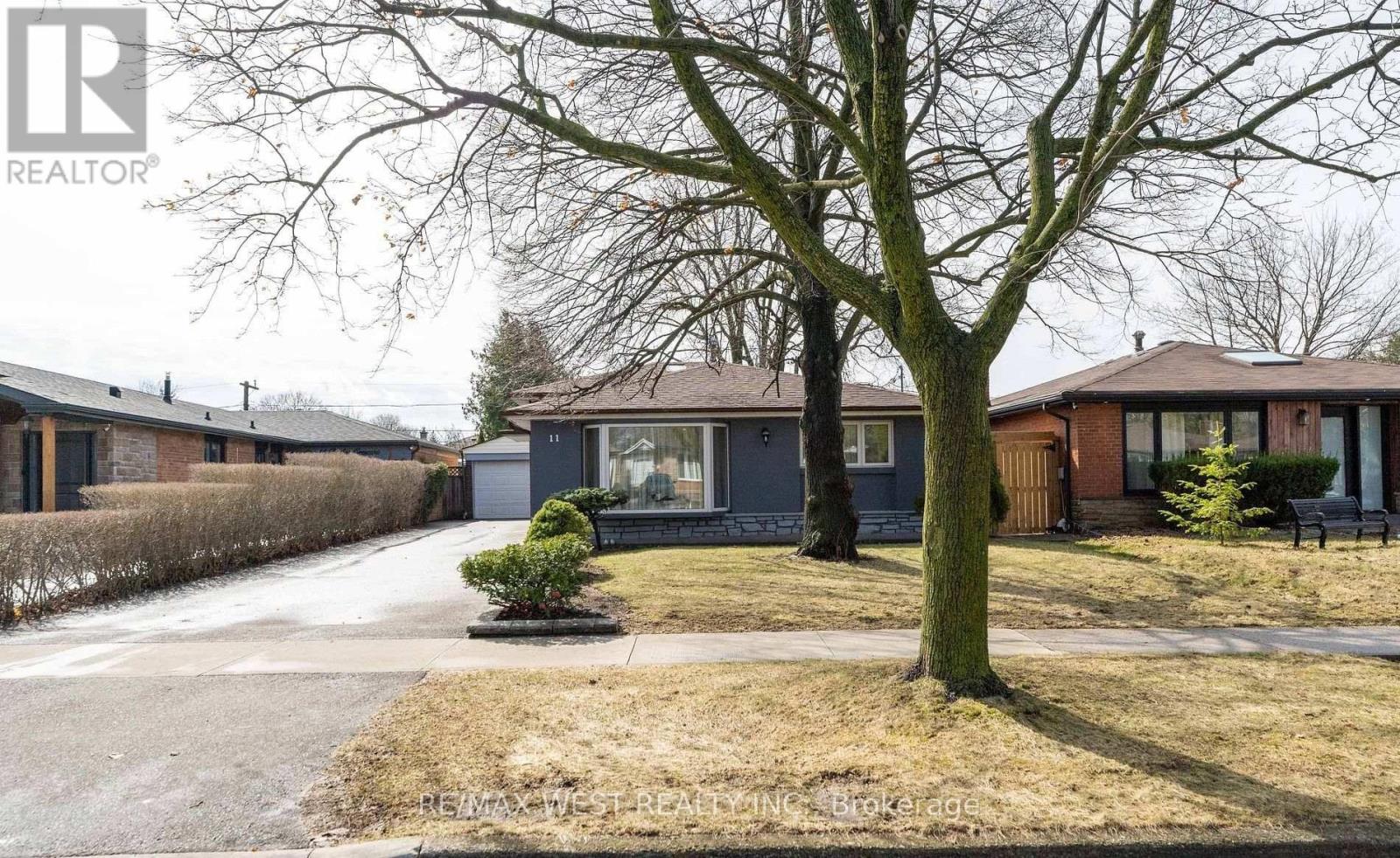 11 Farley Crescent, Toronto, Ontario  M9R 2A5 - Photo 2 - W12835902