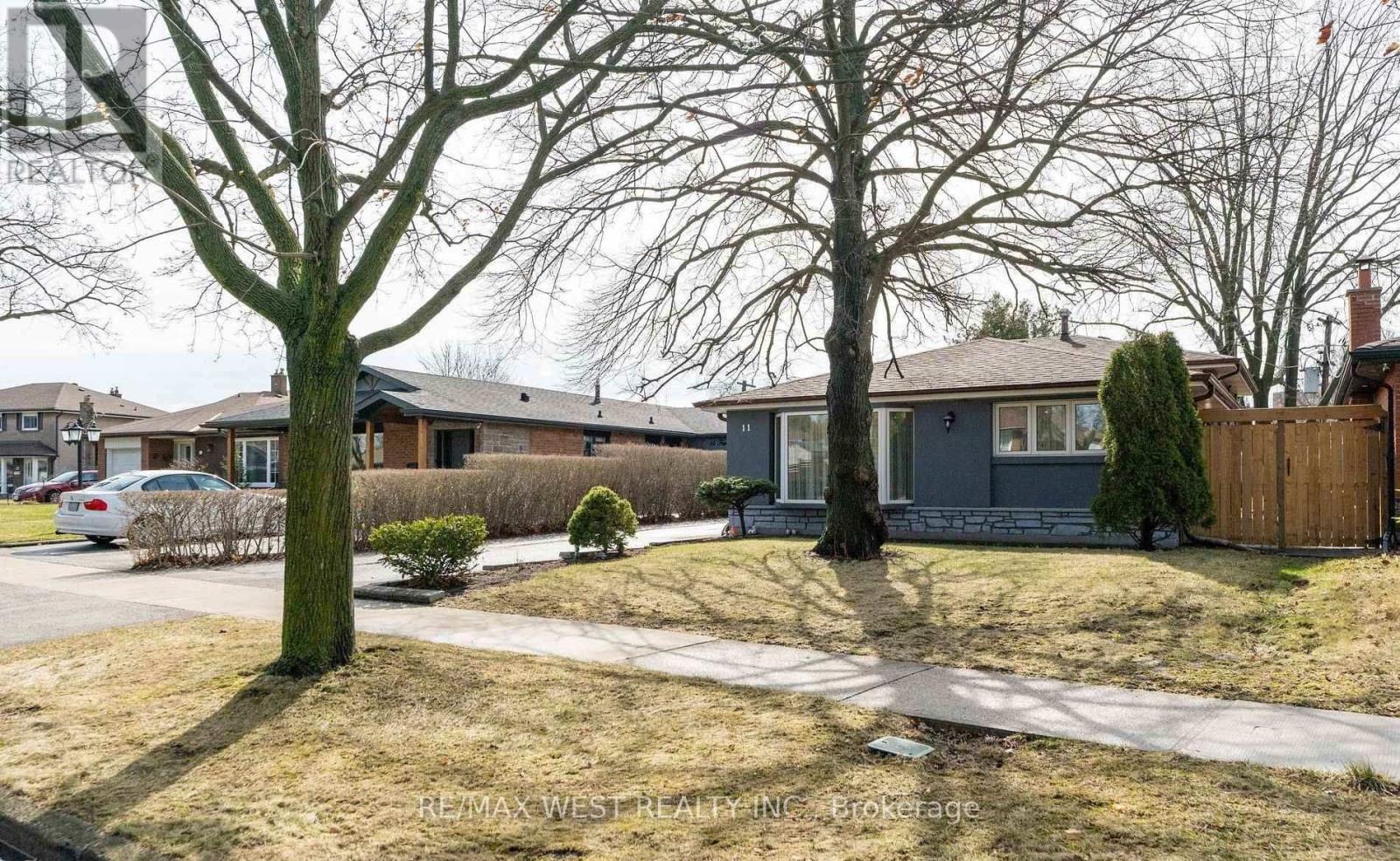 11 Farley Crescent, Toronto, Ontario  M9R 2A5 - Photo 3 - W12835902