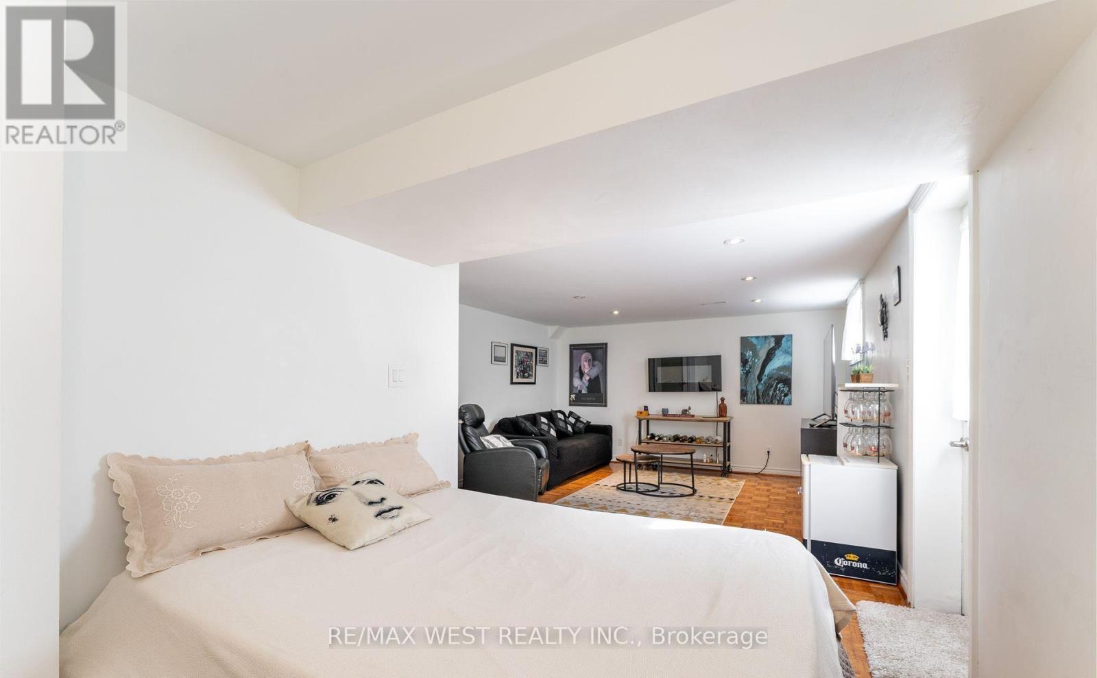 11 Farley Crescent, Toronto, Ontario  M9R 2A5 - Photo 28 - W12835902