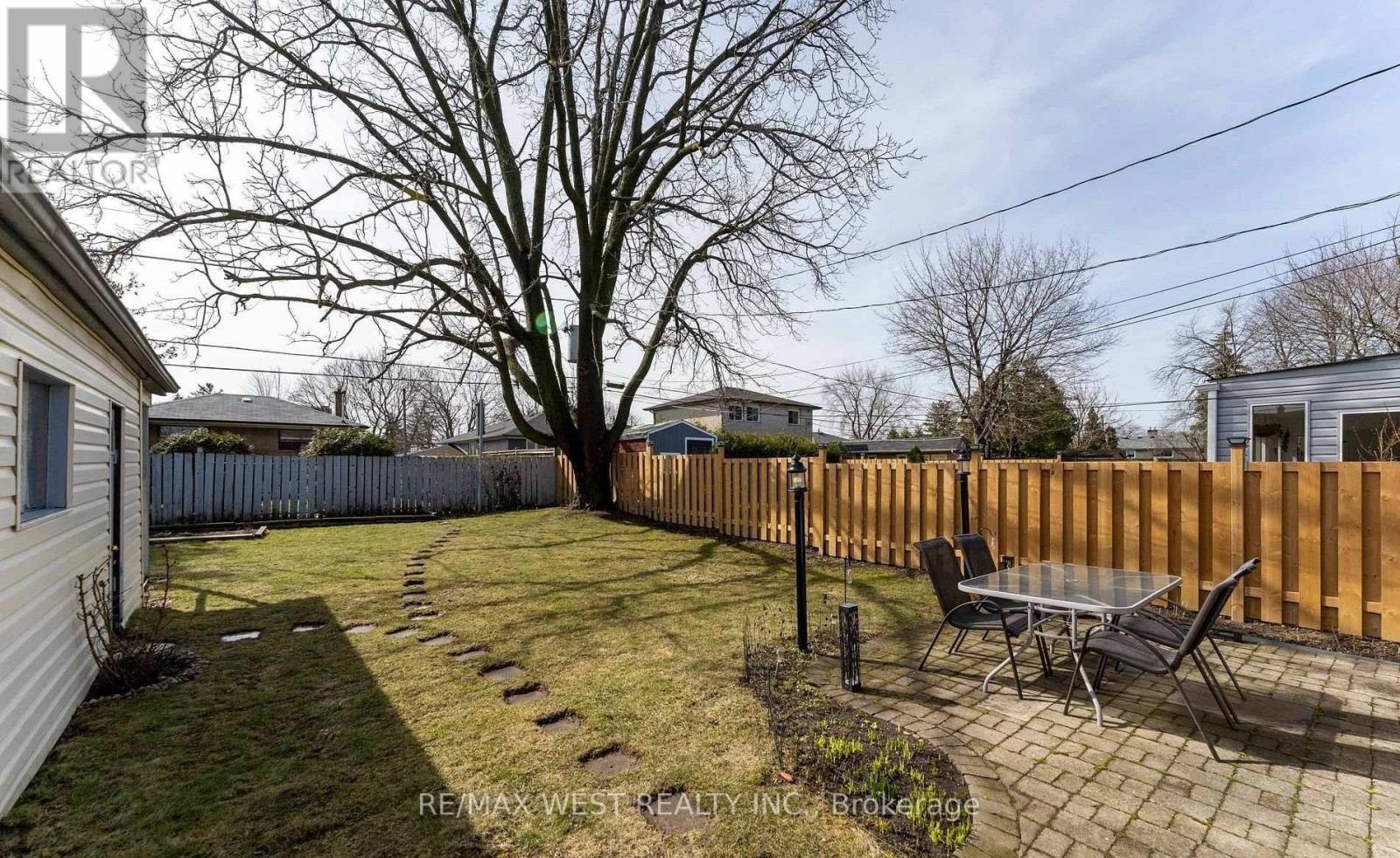 11 Farley Crescent, Toronto, Ontario  M9R 2A5 - Photo 32 - W12835902