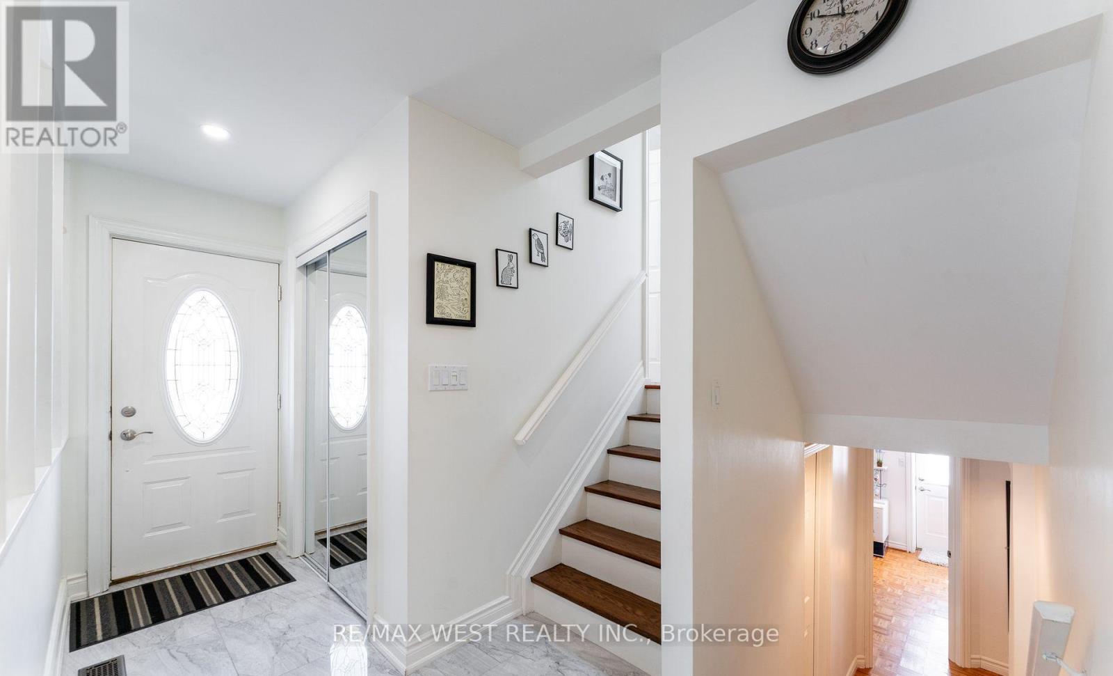 11 Farley Crescent, Toronto, Ontario  M9R 2A5 - Photo 15 - W12835902