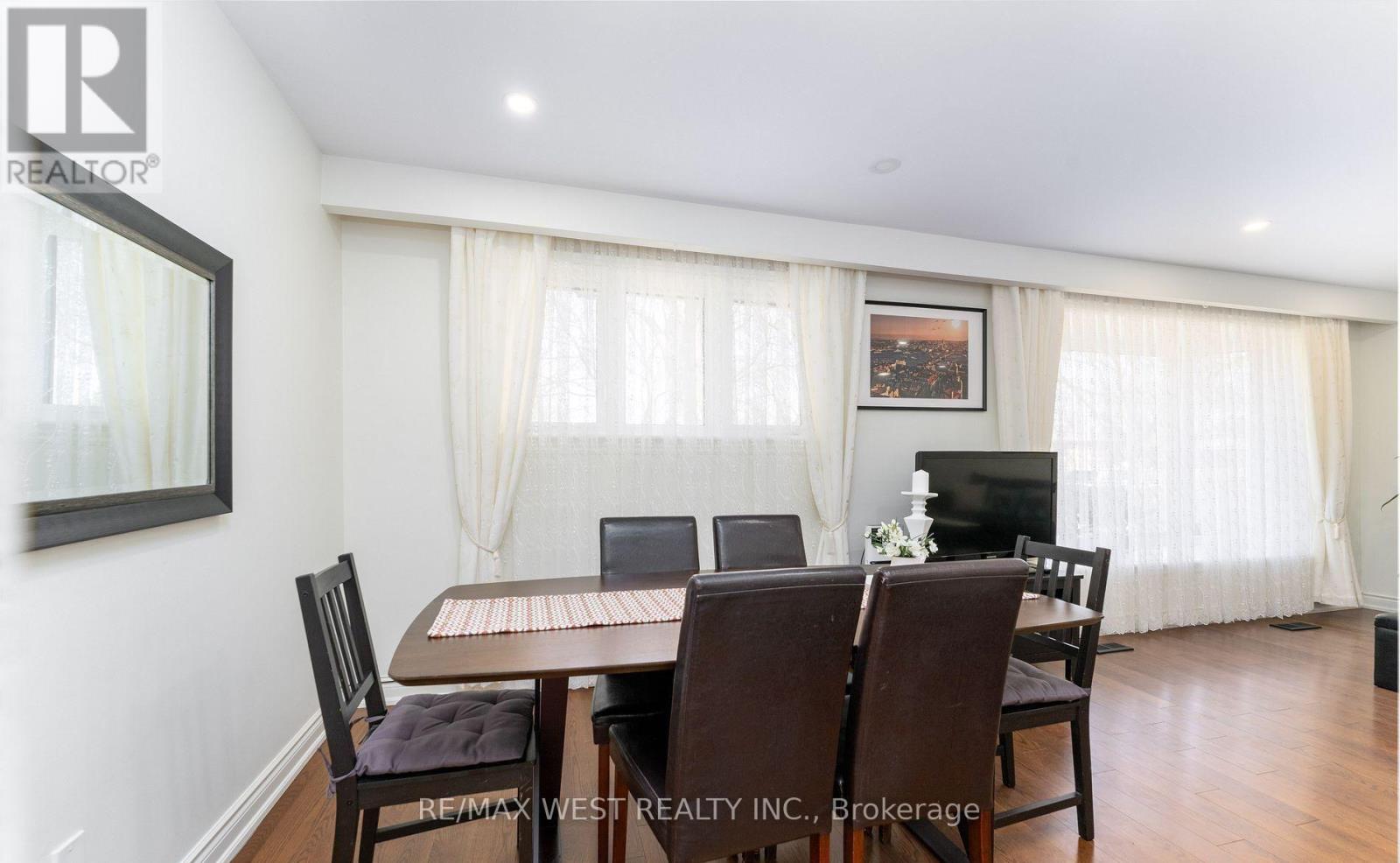 11 Farley Crescent, Toronto, Ontario  M9R 2A5 - Photo 13 - W12835902