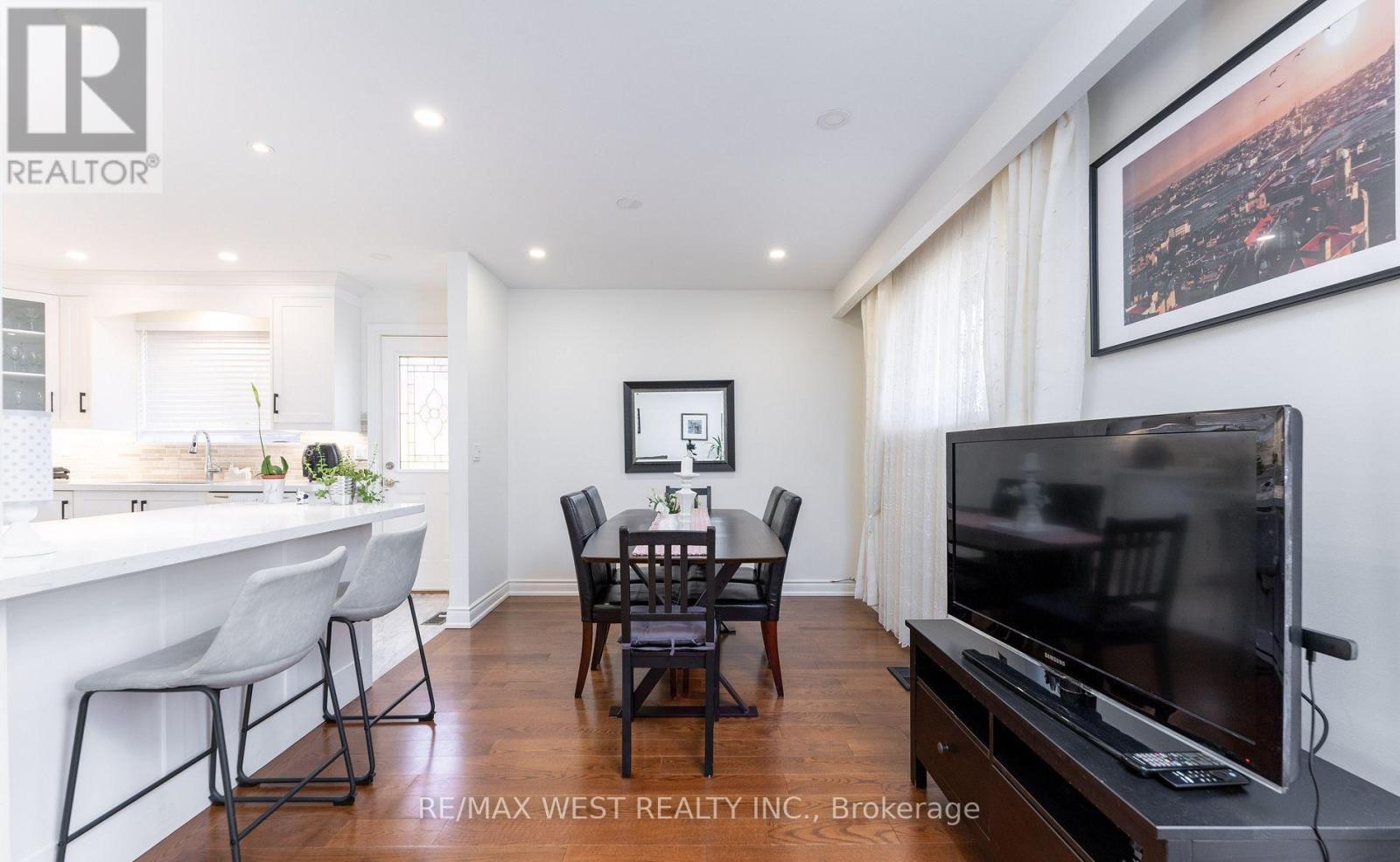 11 Farley Crescent, Toronto, Ontario  M9R 2A5 - Photo 11 - W12835902