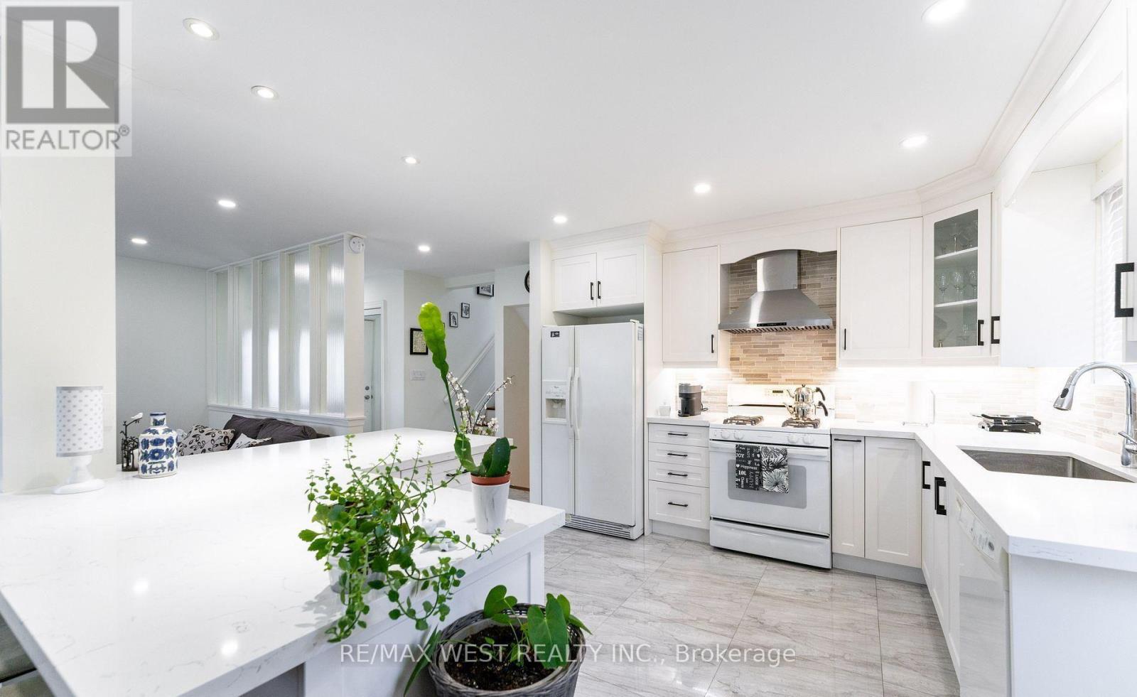 11 Farley Crescent, Toronto, Ontario  M9R 2A5 - Photo 39 - W12835902