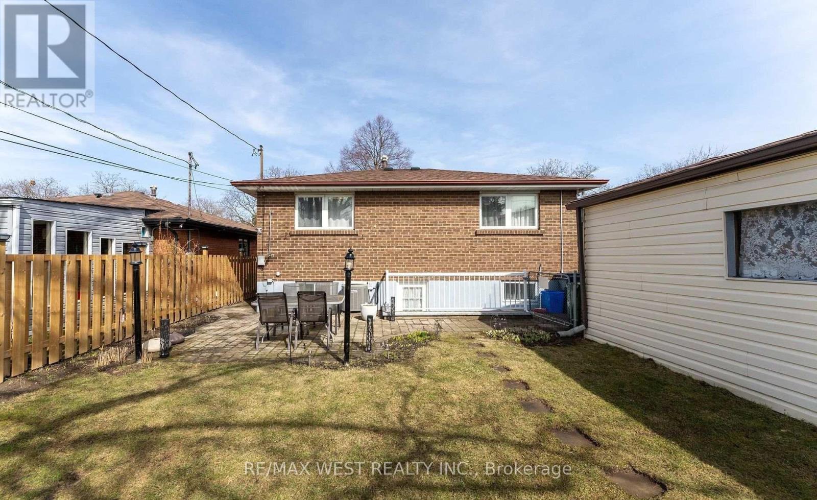 11 Farley Crescent, Toronto, Ontario  M9R 2A5 - Photo 38 - W12835902