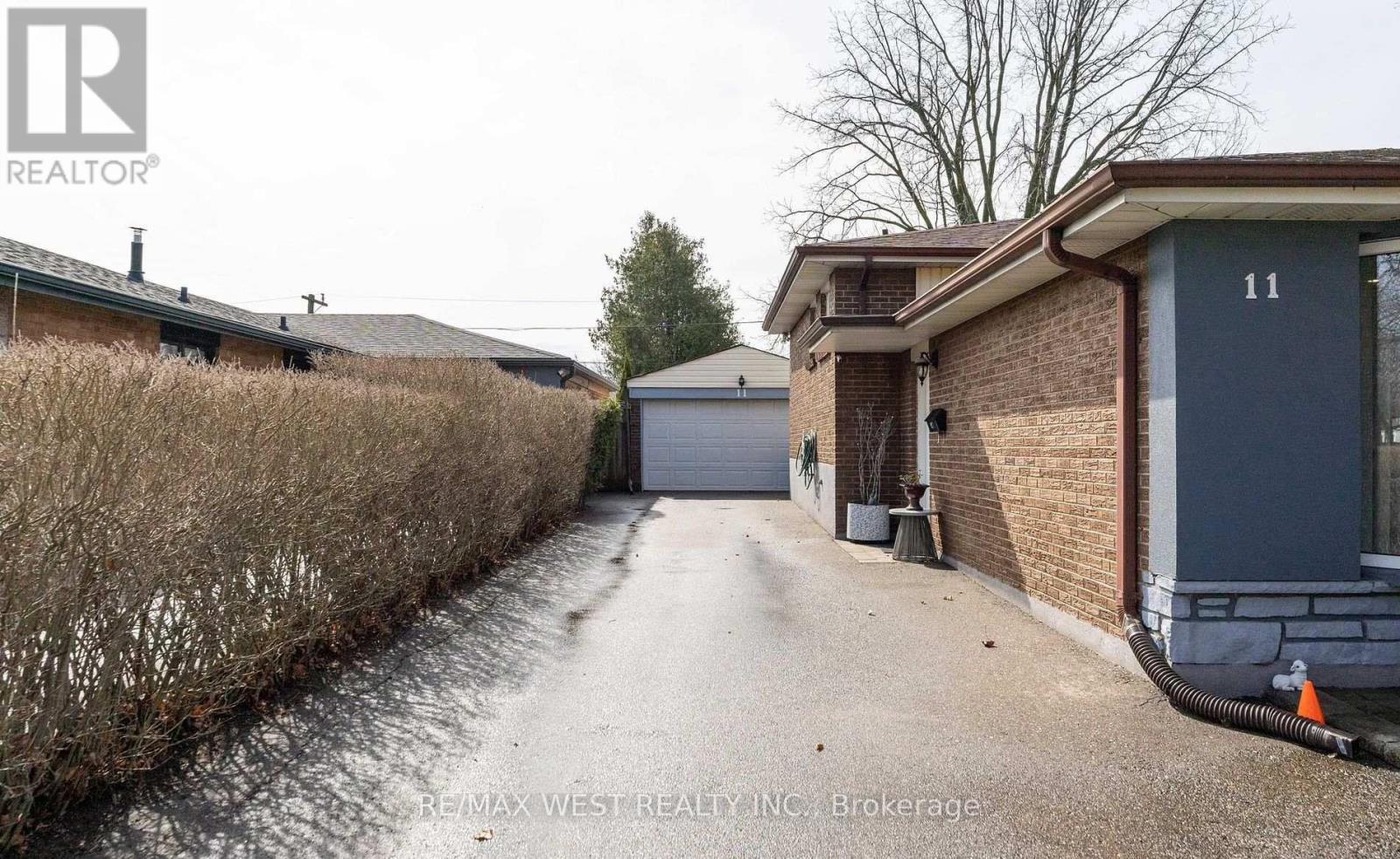 11 Farley Crescent, Toronto, Ontario  M9R 2A5 - Photo 6 - W12835902