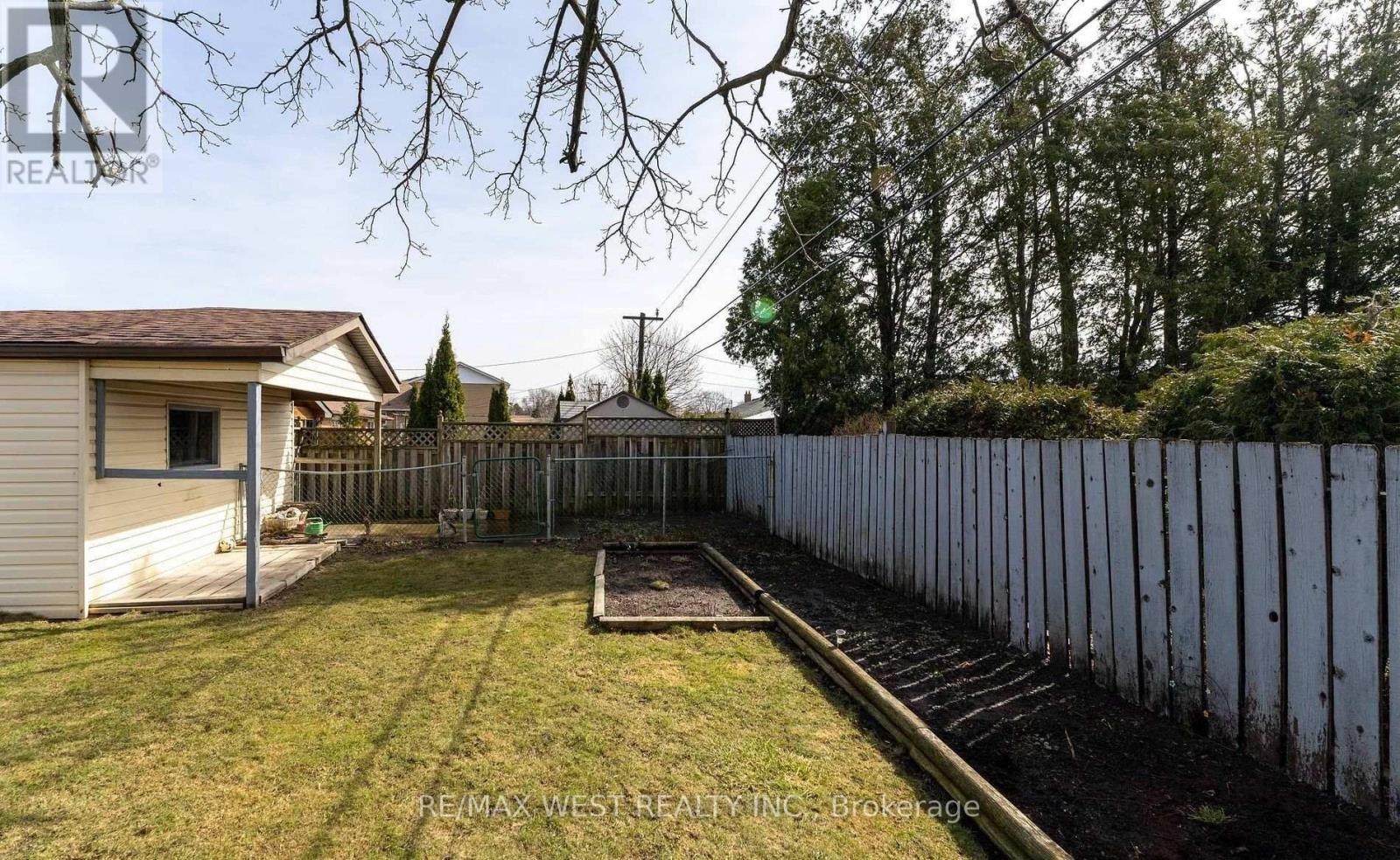 11 Farley Crescent, Toronto, Ontario  M9R 2A5 - Photo 37 - W12835902