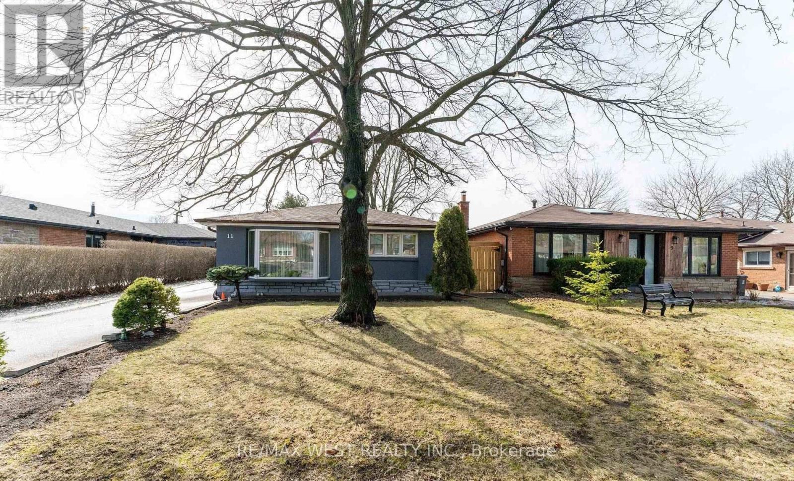 11 Farley Crescent, Toronto, Ontario  M9R 2A5 - Photo 5 - W12835902