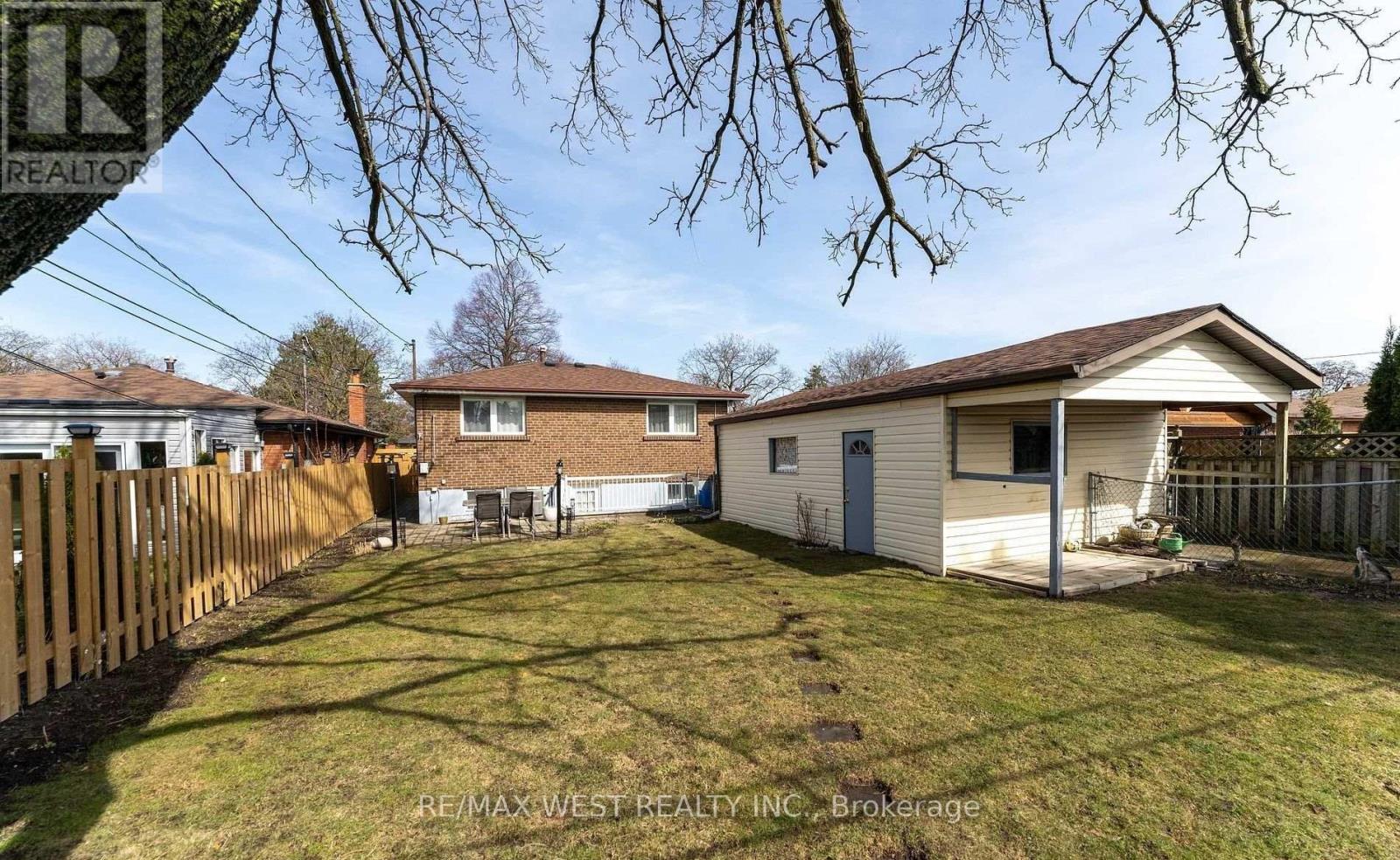 11 Farley Crescent, Toronto, Ontario  M9R 2A5 - Photo 44 - W12835902