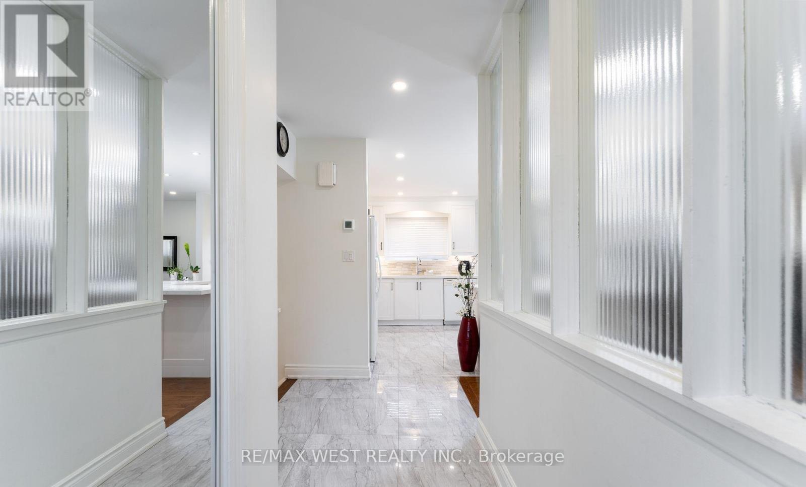 11 Farley Crescent, Toronto, Ontario  M9R 2A5 - Photo 8 - W12835902