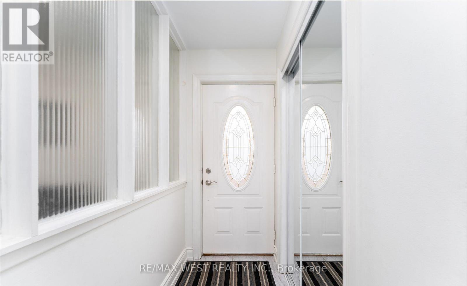 11 Farley Crescent, Toronto, Ontario  M9R 2A5 - Photo 7 - W12835902