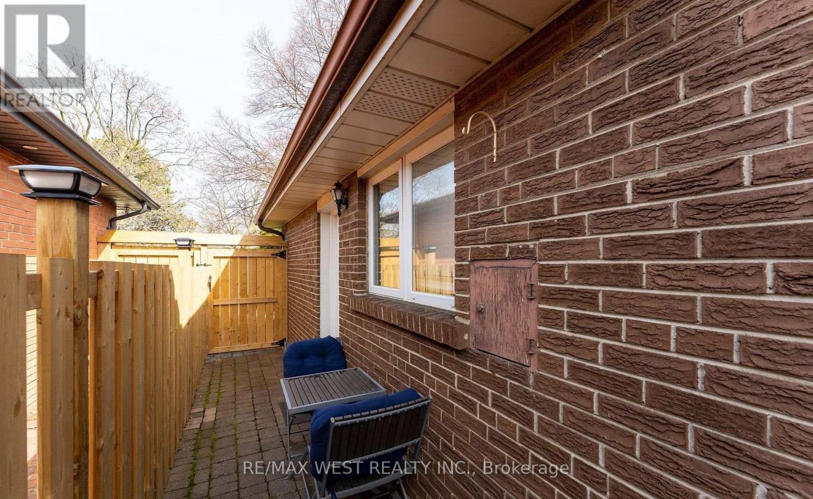 11 Farley Crescent, Toronto, Ontario  M9R 2A5 - Photo 43 - W12835902