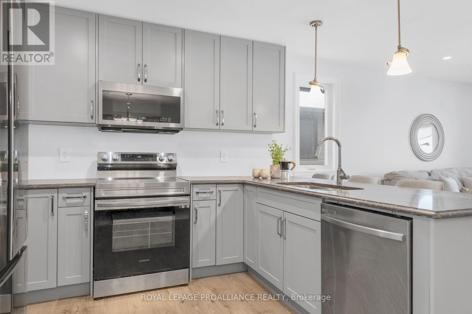 29 Cedar Park Crescent, Quinte West, Ontario  K8V 0J1 - Photo 12 - X12871364