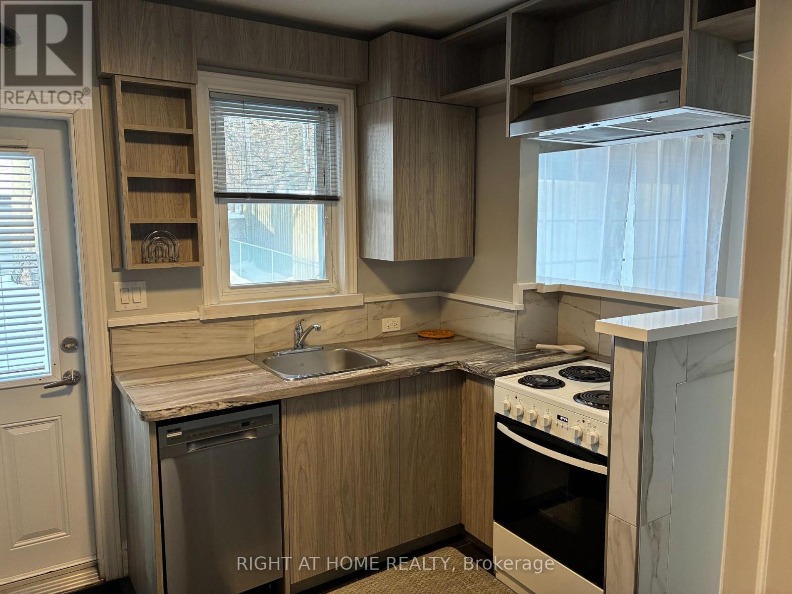 Main Floor - 36 Lawrence Avenue W, Toronto, Ontario  M5M 1A2 - Photo 6 - C12871250