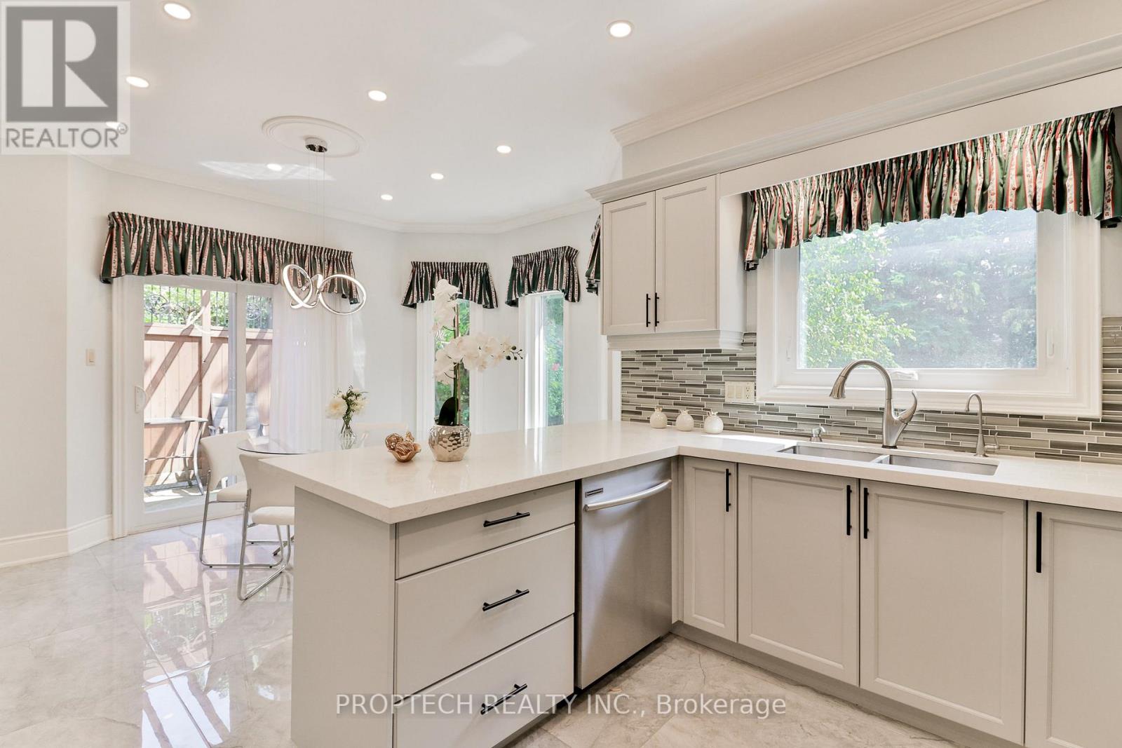 829 Quantra Crescent, Newmarket (Stonehaven-Wyndham), Ontario  L3X 1M8 - Photo 13 - N12871338