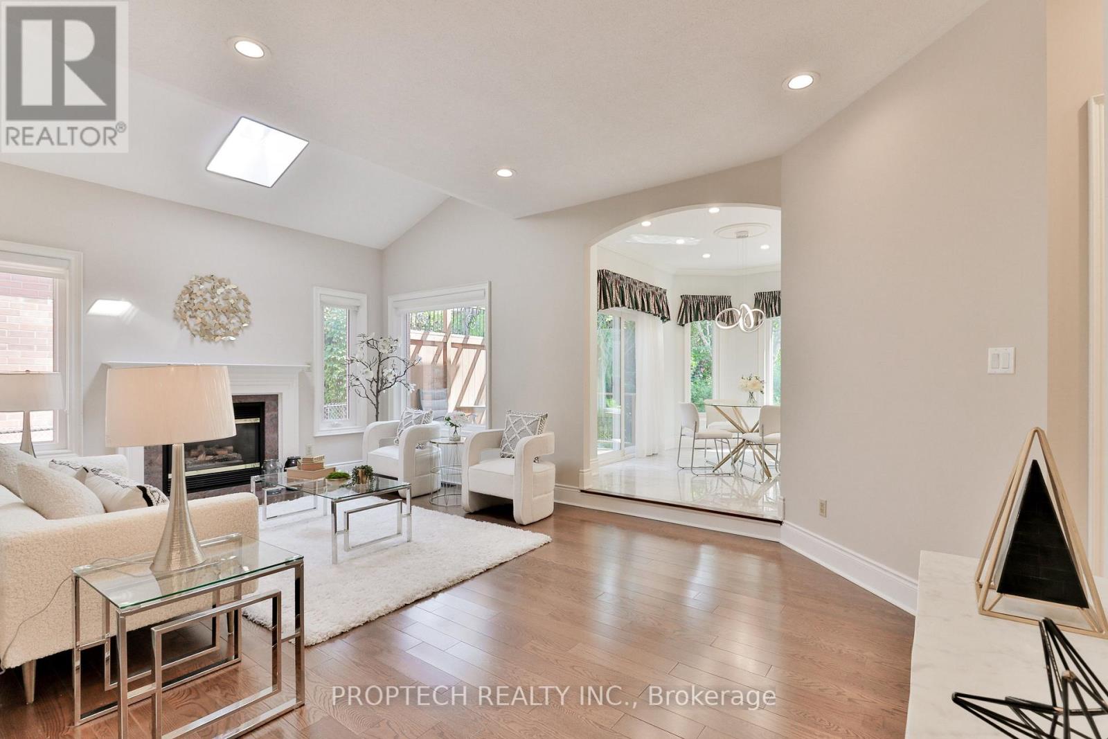 829 Quantra Crescent, Newmarket (Stonehaven-Wyndham), Ontario  L3X 1M8 - Photo 8 - N12871338