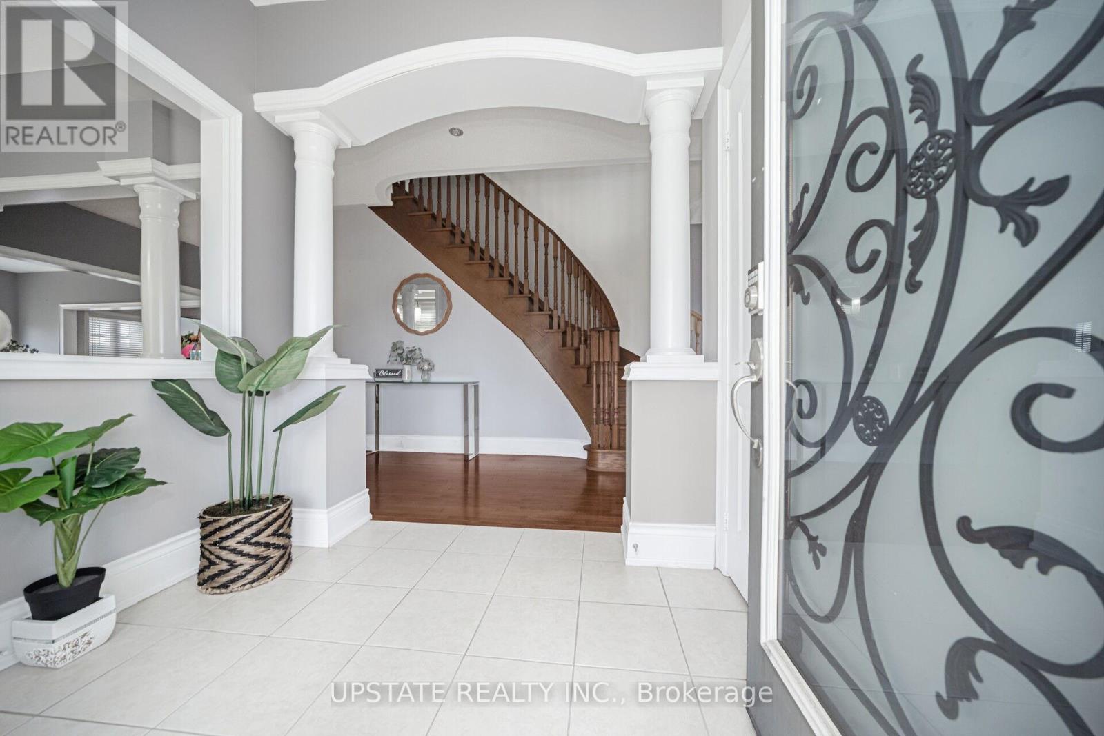 2 Beachville Circle, Brampton, Ontario  L6X 0V4 - Photo 5 - W12871324