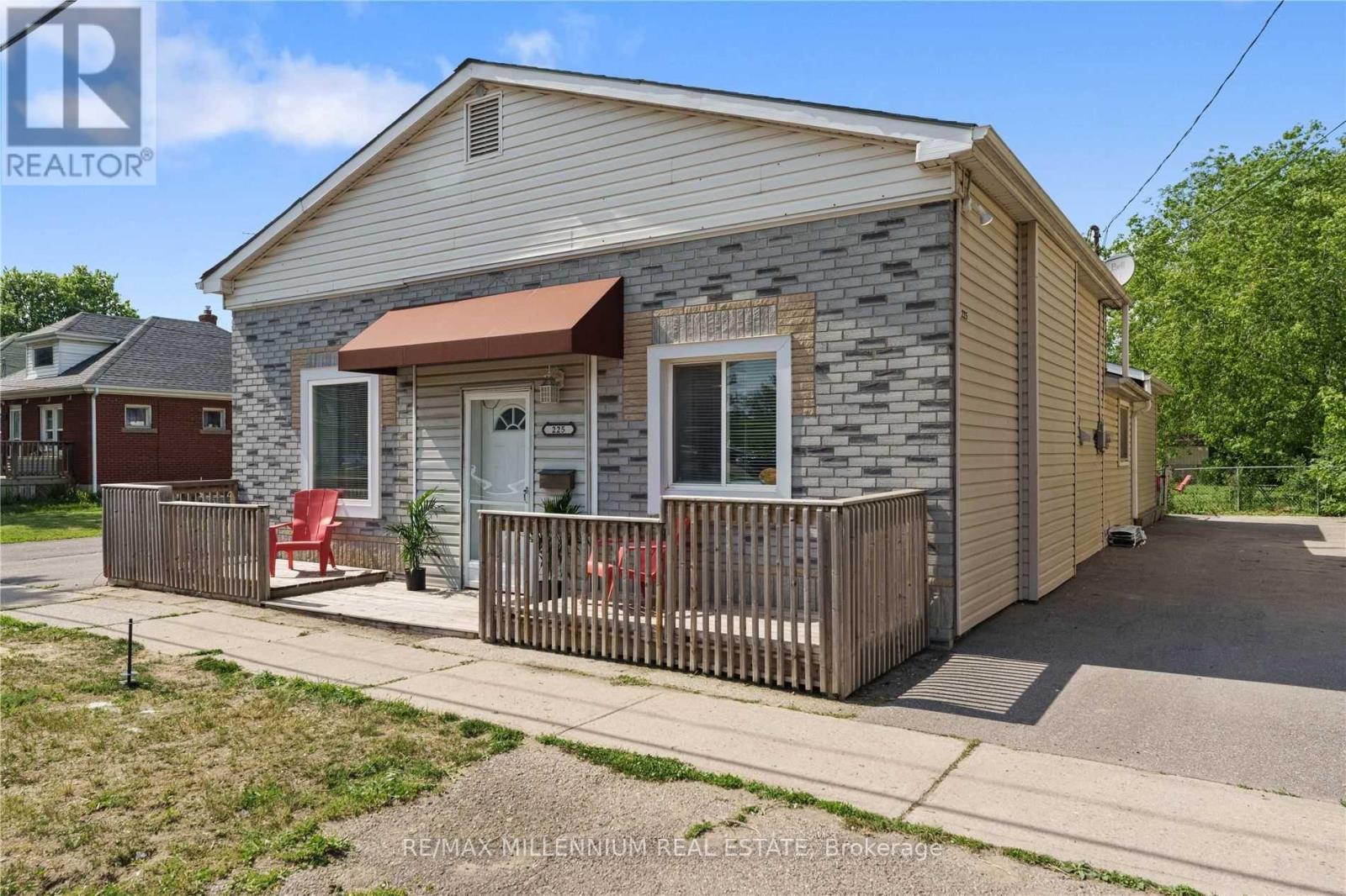 225 Grand River Avenue, Brantford, Ontario  N3T 4Y3 - Photo 3 - X12871248