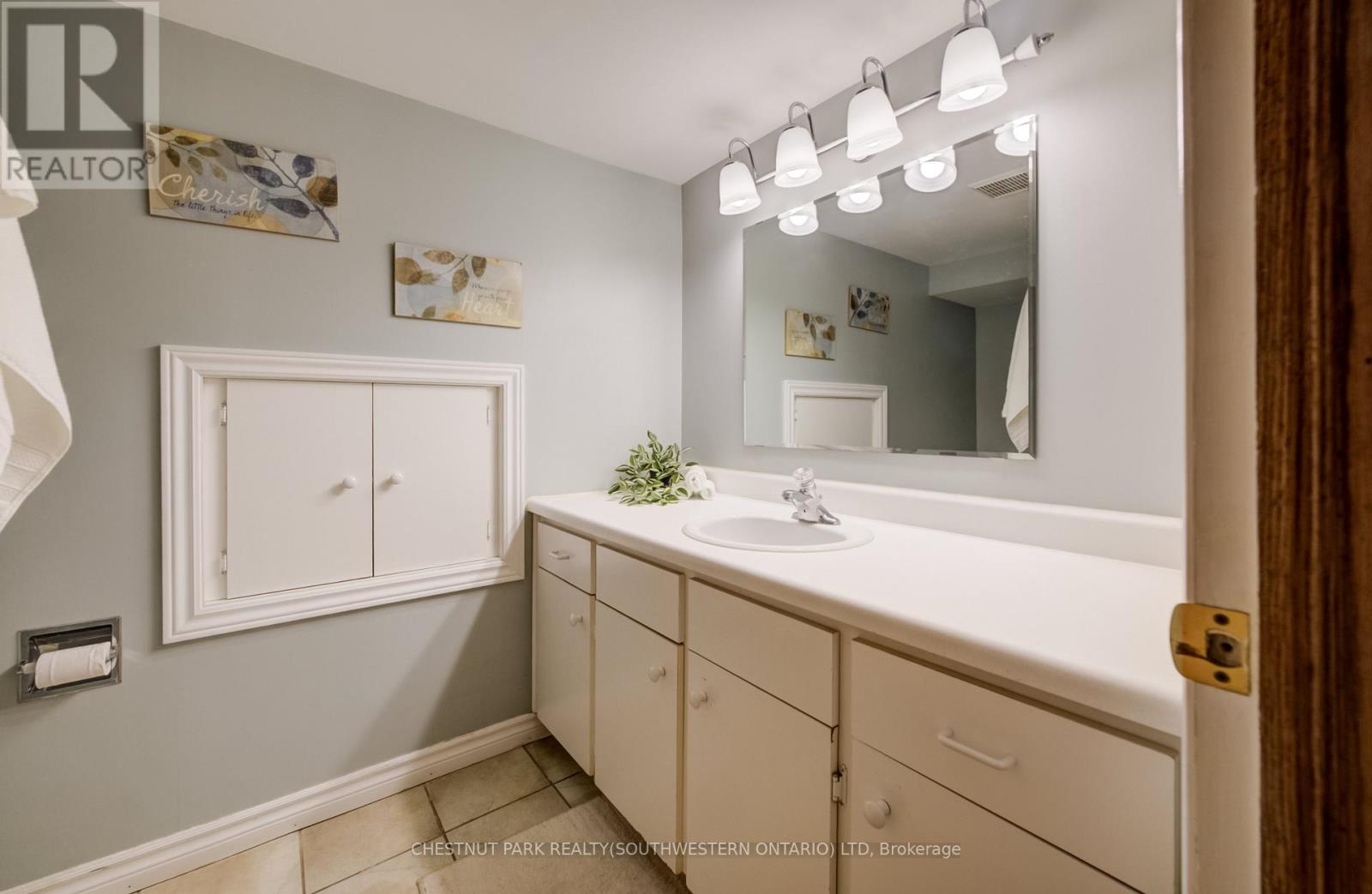 588 Krug Street, Kitchener, Ontario  N2B 1L7 - Photo 35 - X12871264